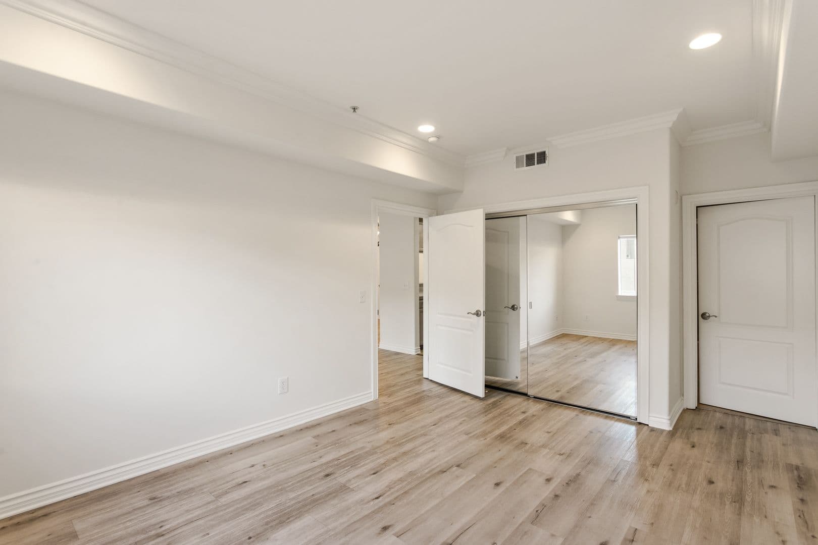LOS ANGELES Apartment: 3328 OAKHURST AVE.