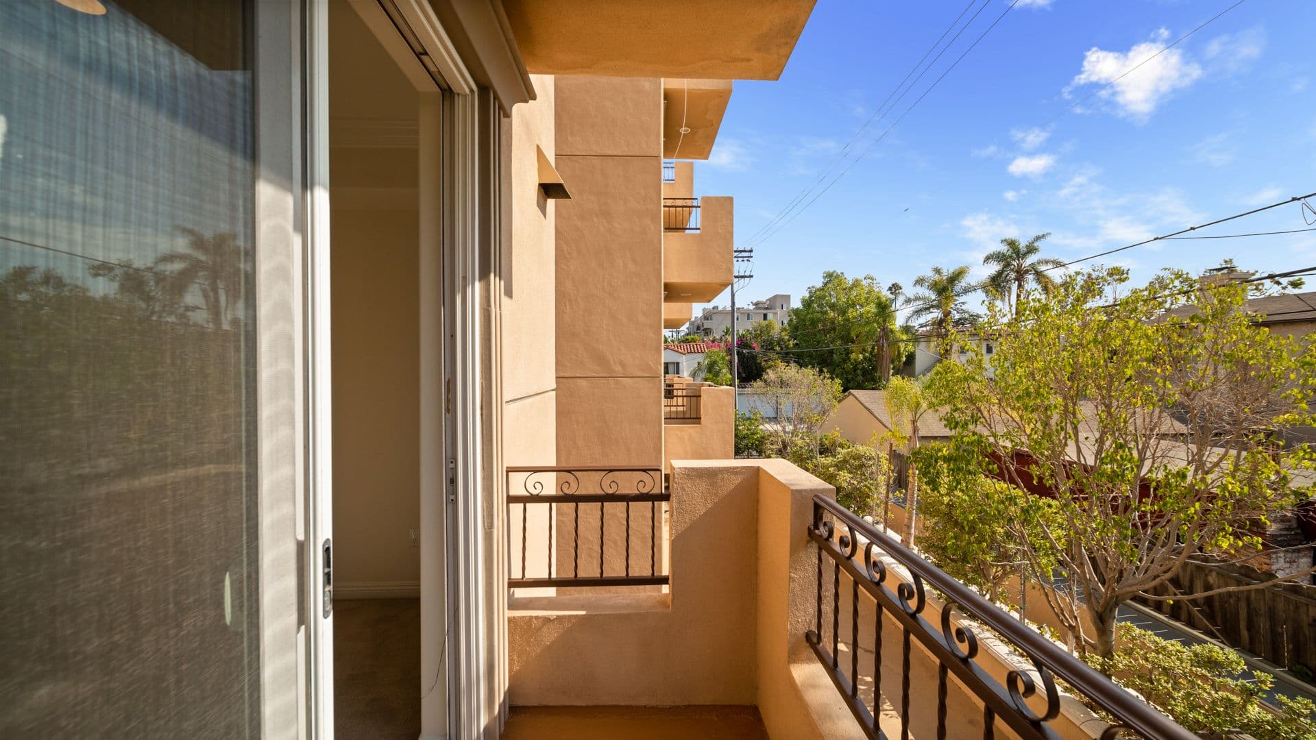 LOS ANGELES Apartment: 9401 ALCOTT ST.