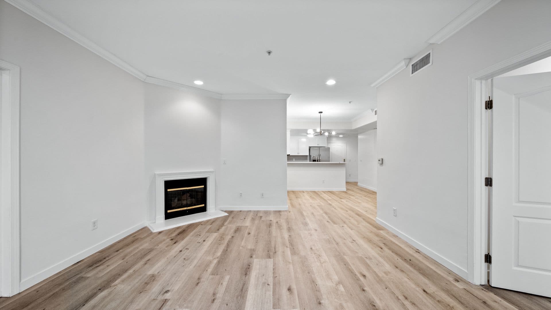 LOS ANGELES Apartment: 2335 S. BENTLEY AVE.