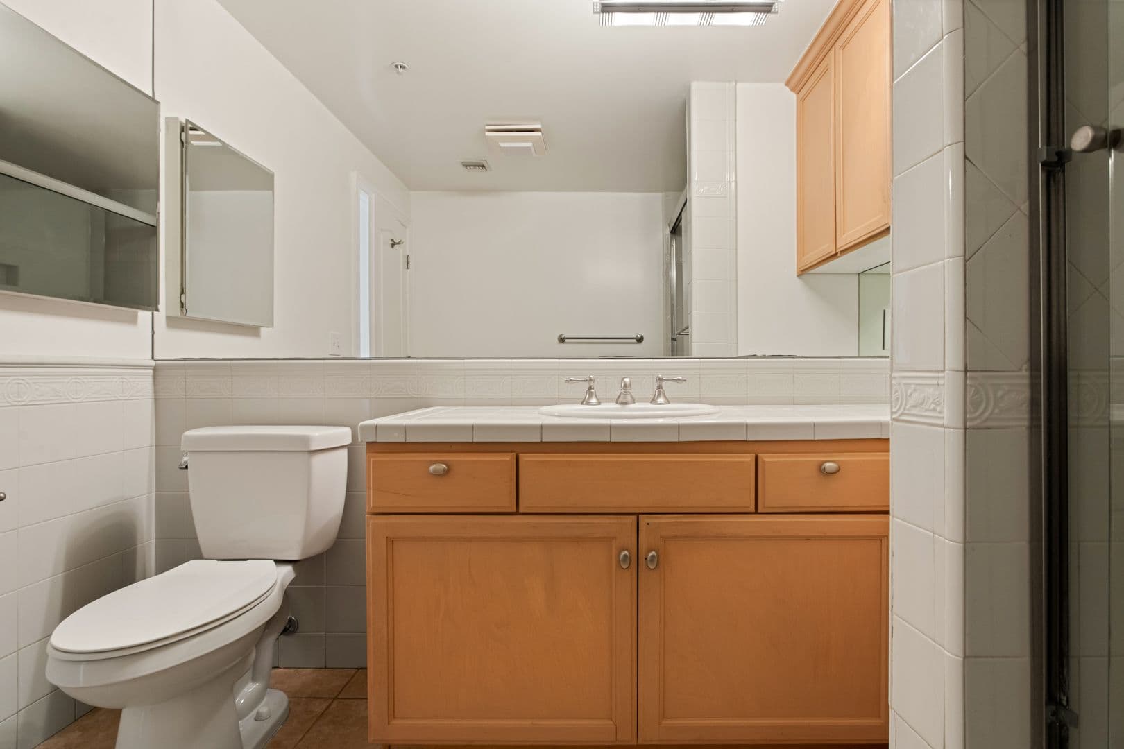 LOS ANGELES Apartment: 3328 OAKHURST AVE.