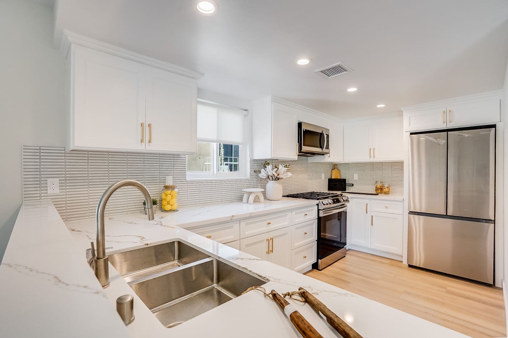 LOS ANGELES Apartment: 1470 S. REXFORD DRIVE