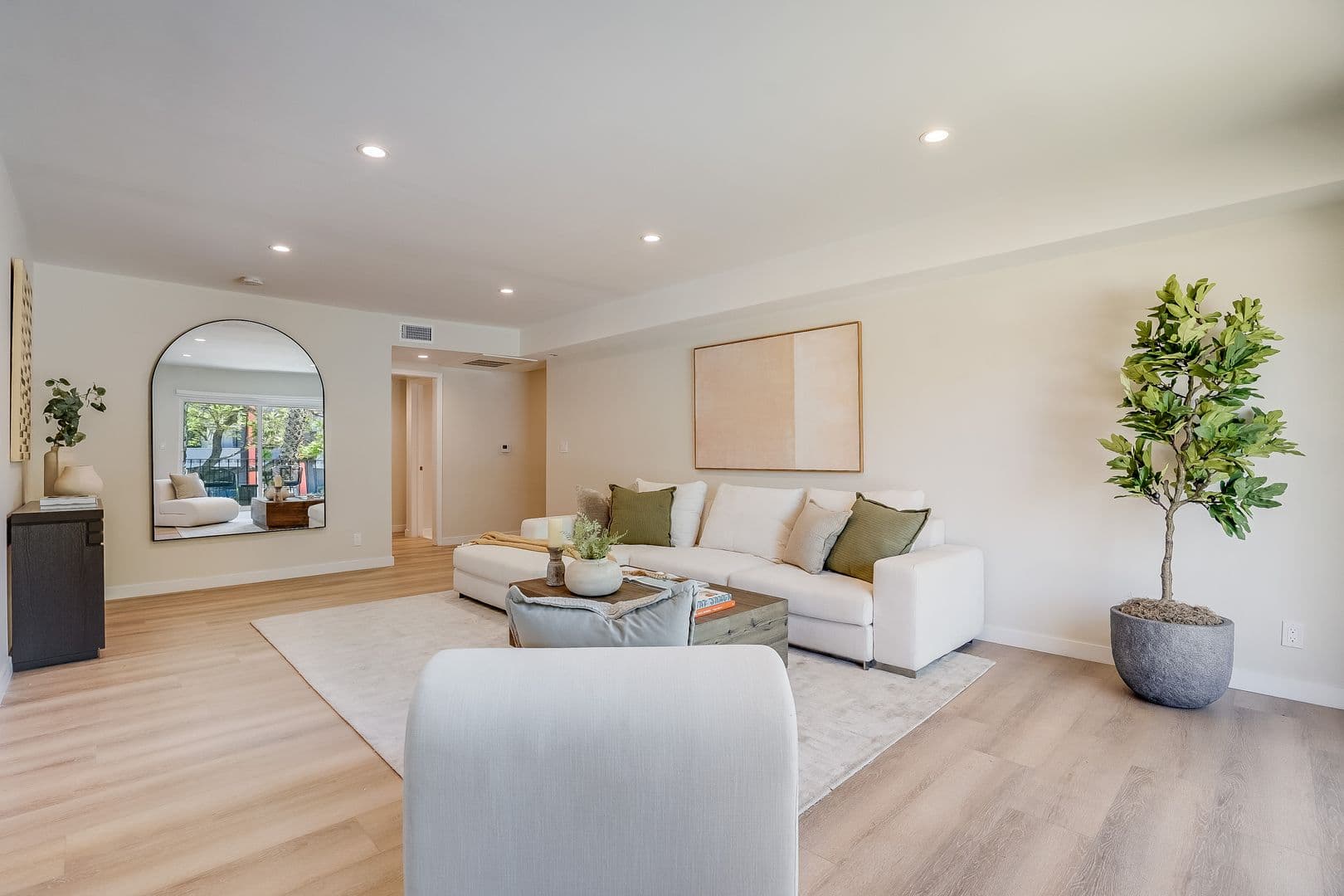 LOS ANGELES Apartment: 1470 S. REXFORD DRIVE