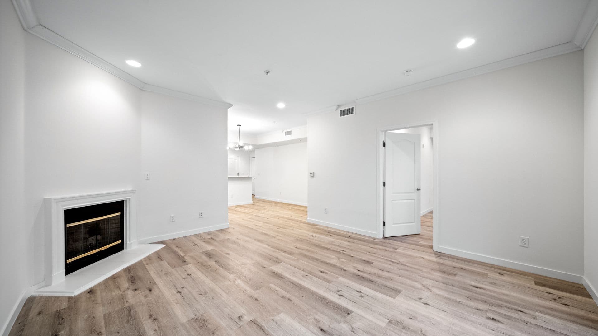 LOS ANGELES Apartment: 2335 S. BENTLEY AVE.