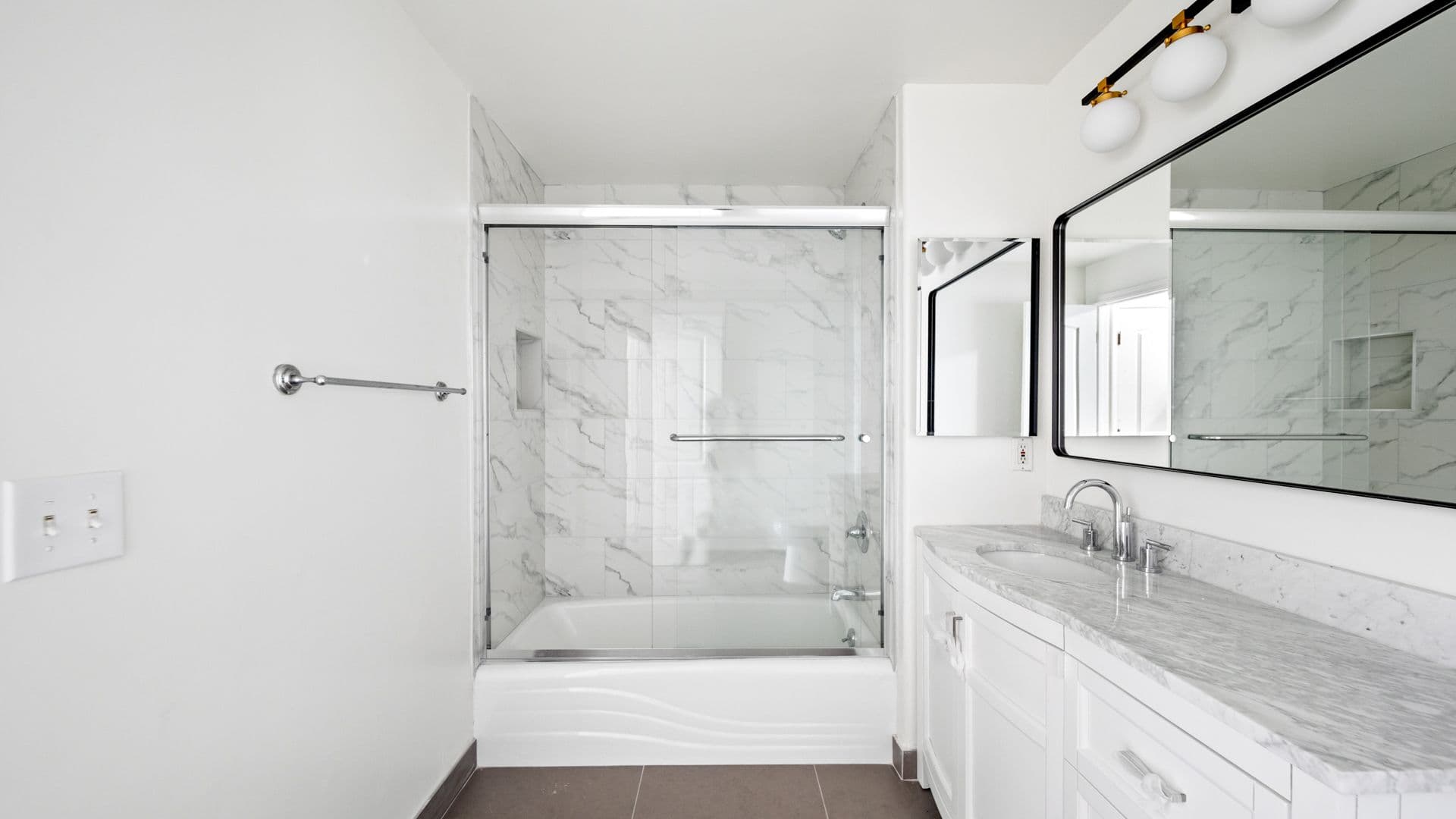 LOS ANGELES Apartment: 2335 S. BENTLEY AVE.