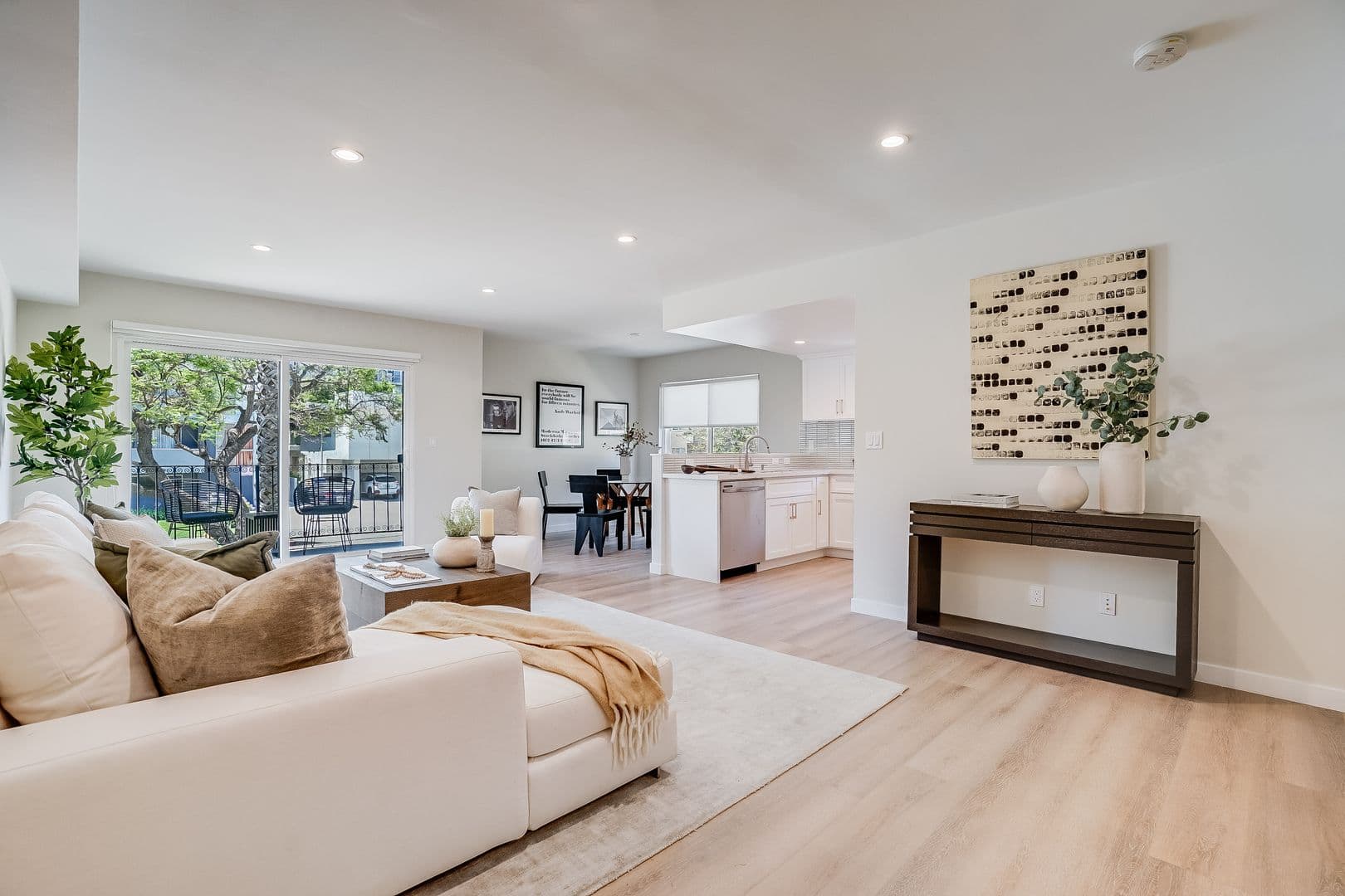 LOS ANGELES Apartment: 1470 S. REXFORD DRIVE