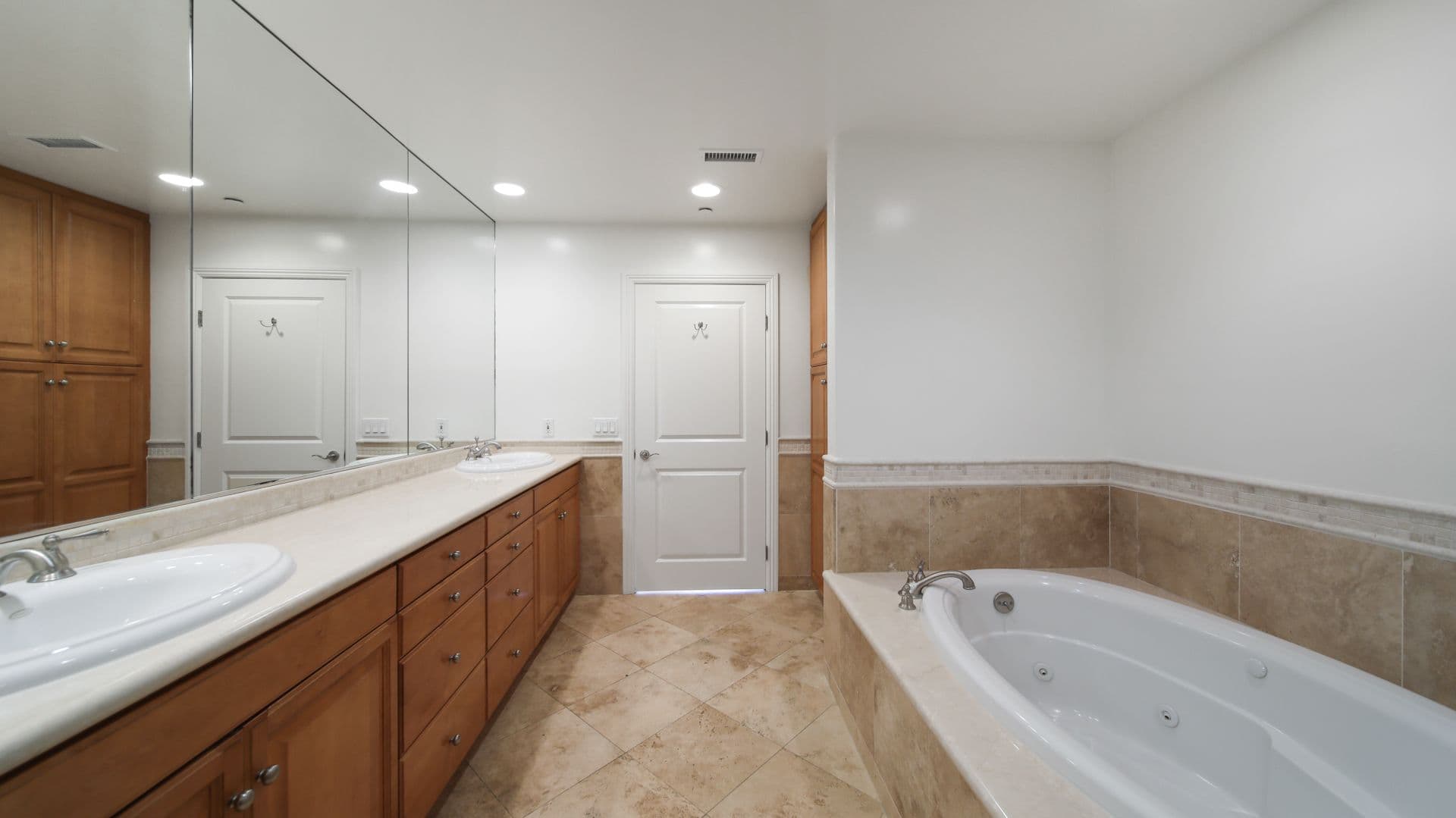 LOS ANGELES Apartment: 9401 ALCOTT ST.