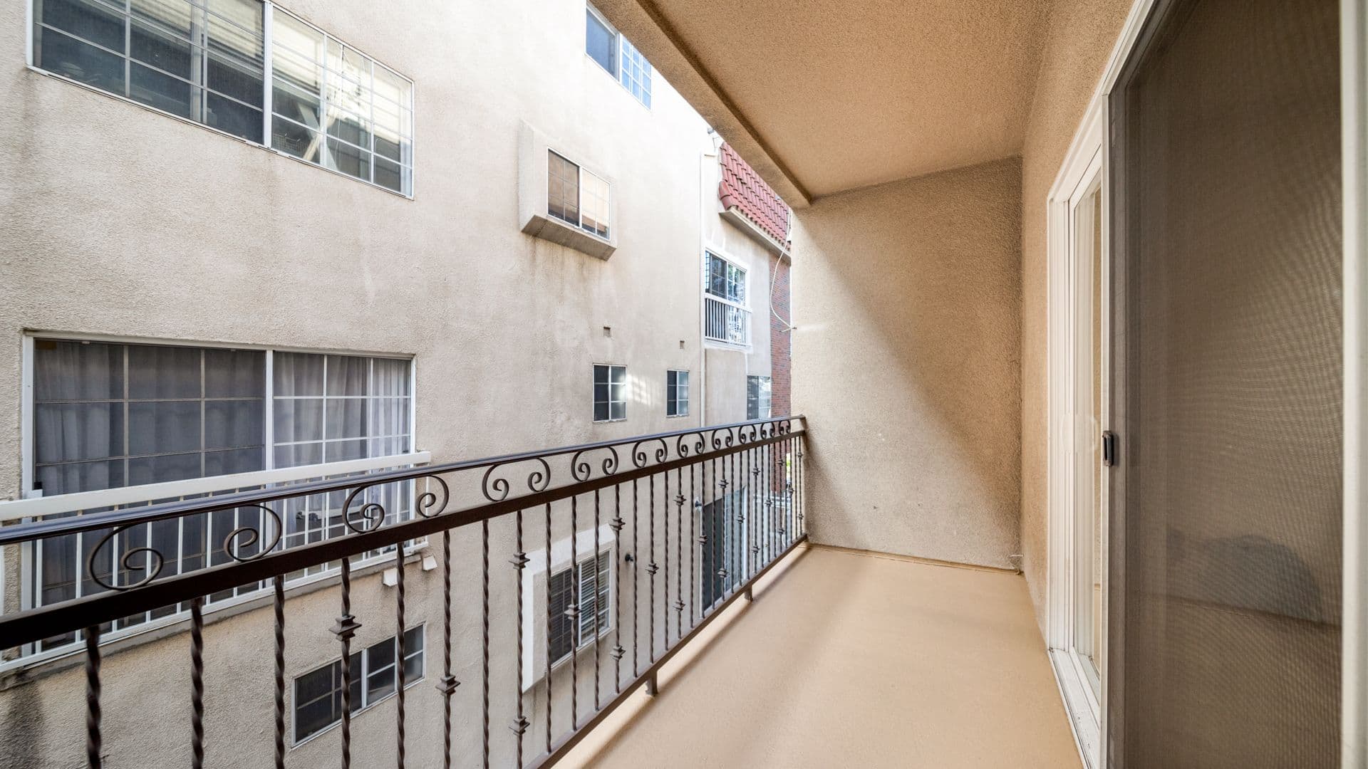 LOS ANGELES Apartment: 2335 S. BENTLEY AVE.