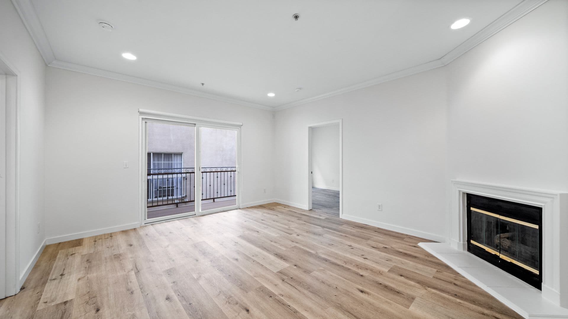 LOS ANGELES Apartment: 2335 S. BENTLEY AVE.