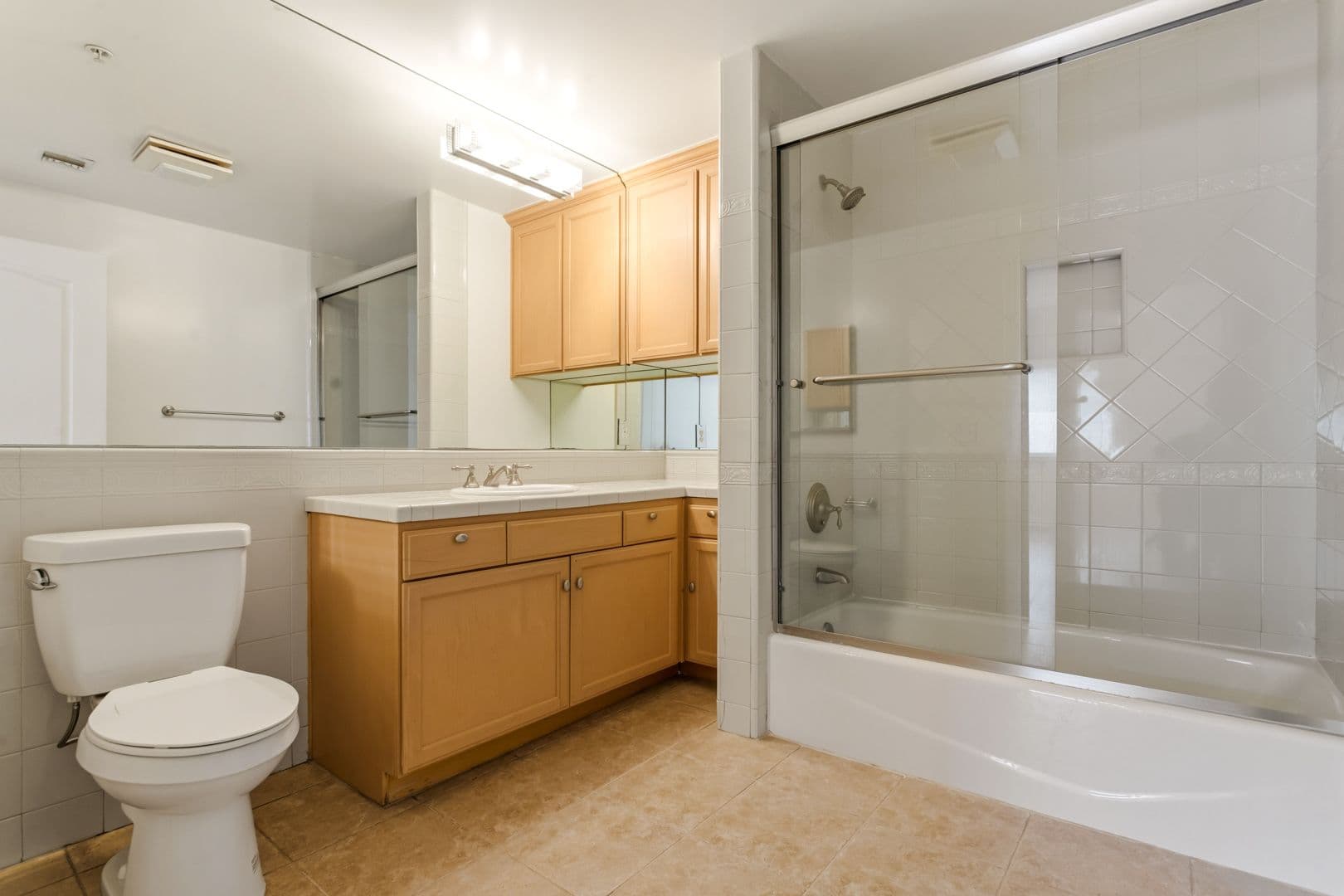 LOS ANGELES Apartment: 3328 OAKHURST AVE.