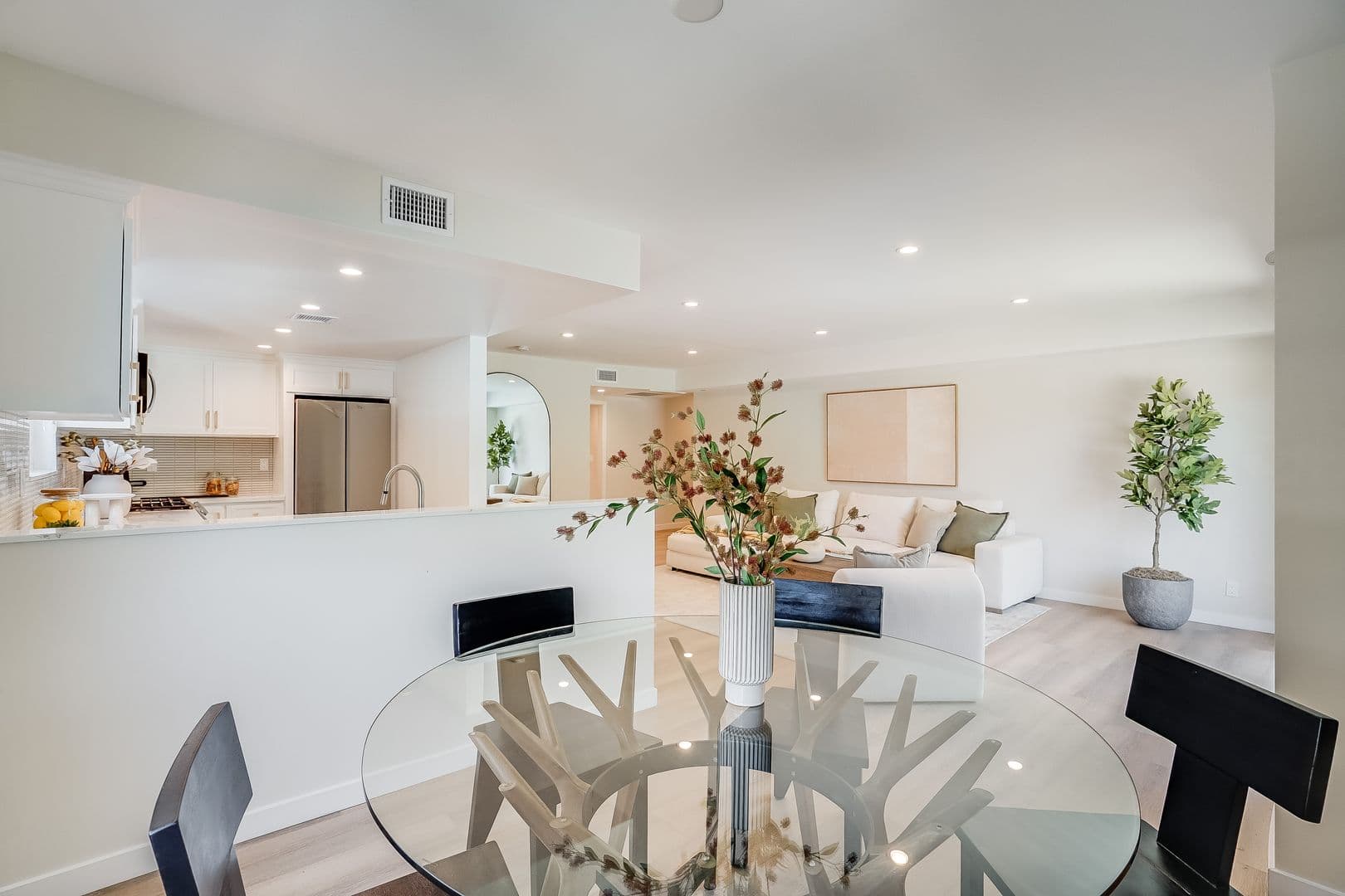 LOS ANGELES Apartment: 1470 S. REXFORD DRIVE