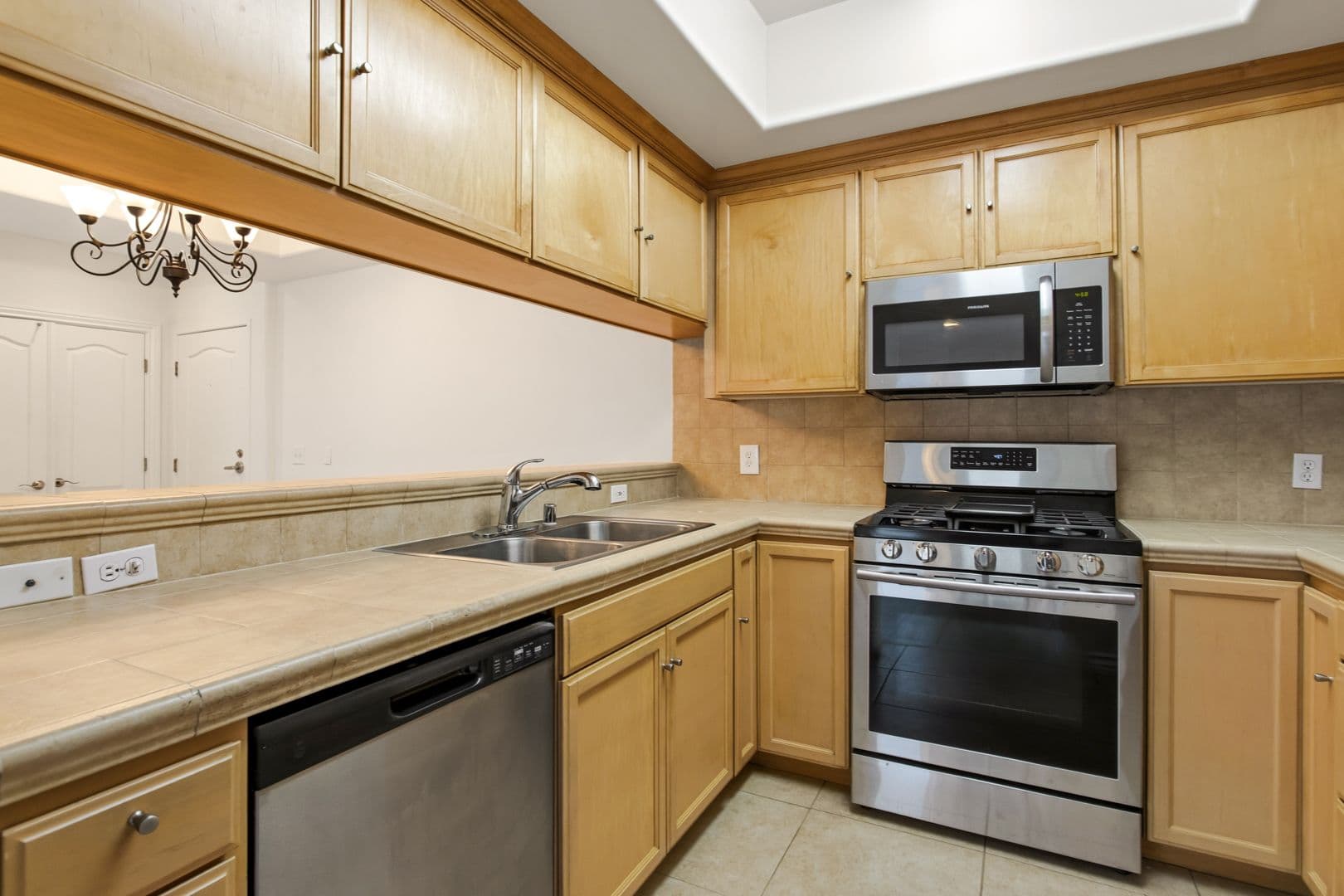 LOS ANGELES Apartment: 3328 OAKHURST AVE.