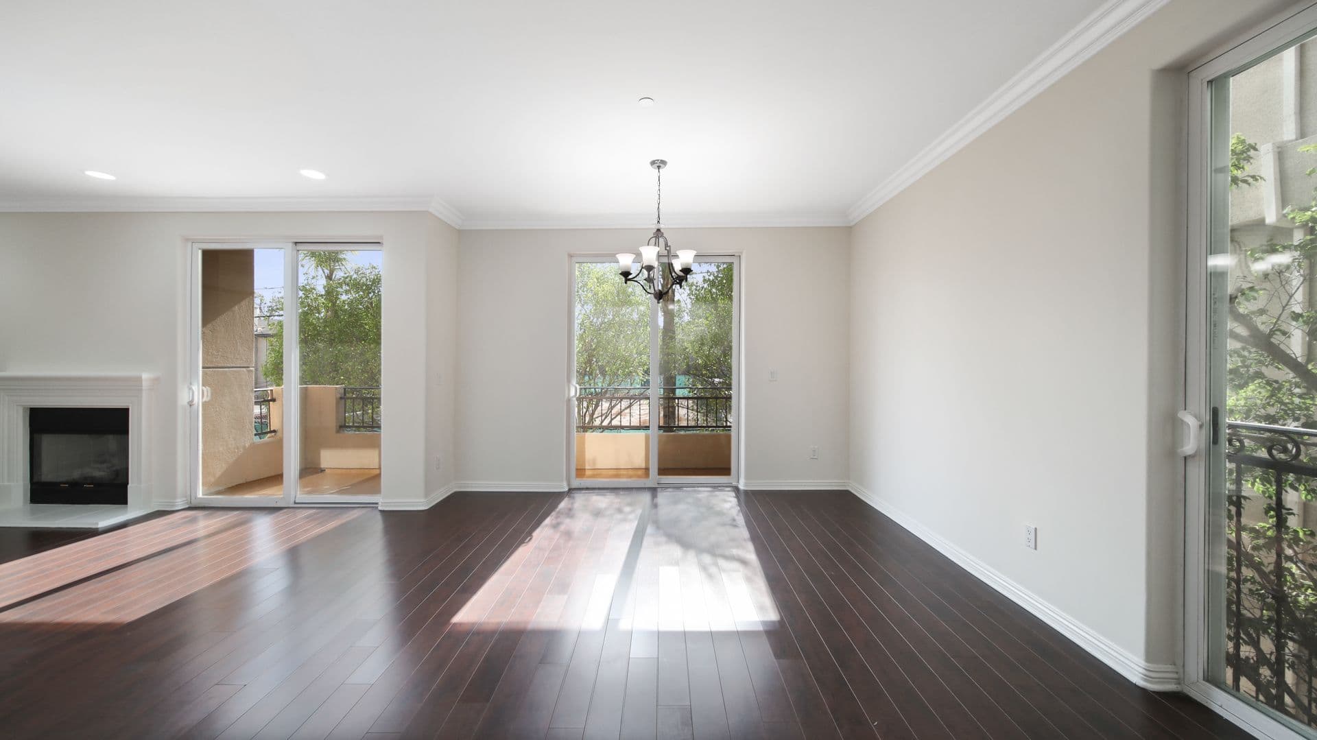 LOS ANGELES Apartment: 9401 ALCOTT ST.