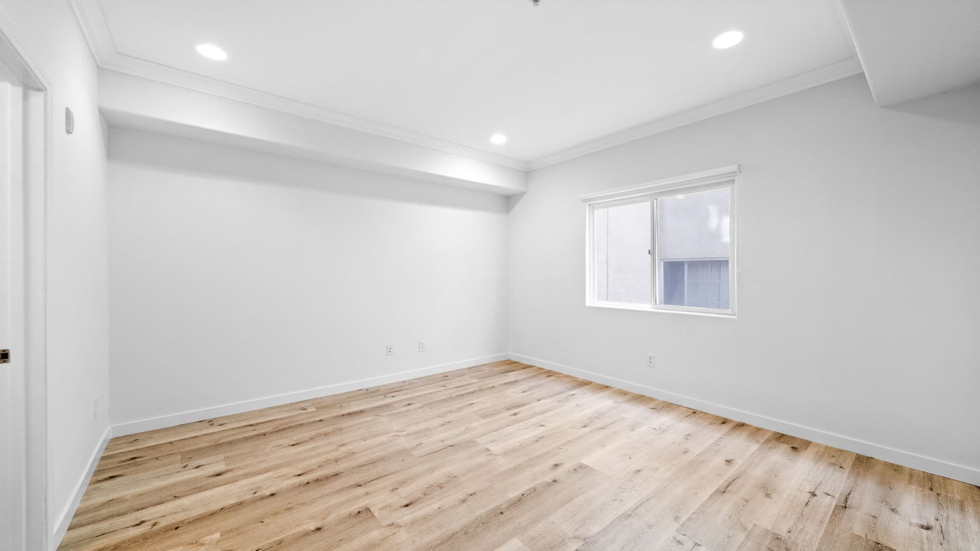 LOS ANGELES Apartment: 2335 S. BENTLEY AVE.