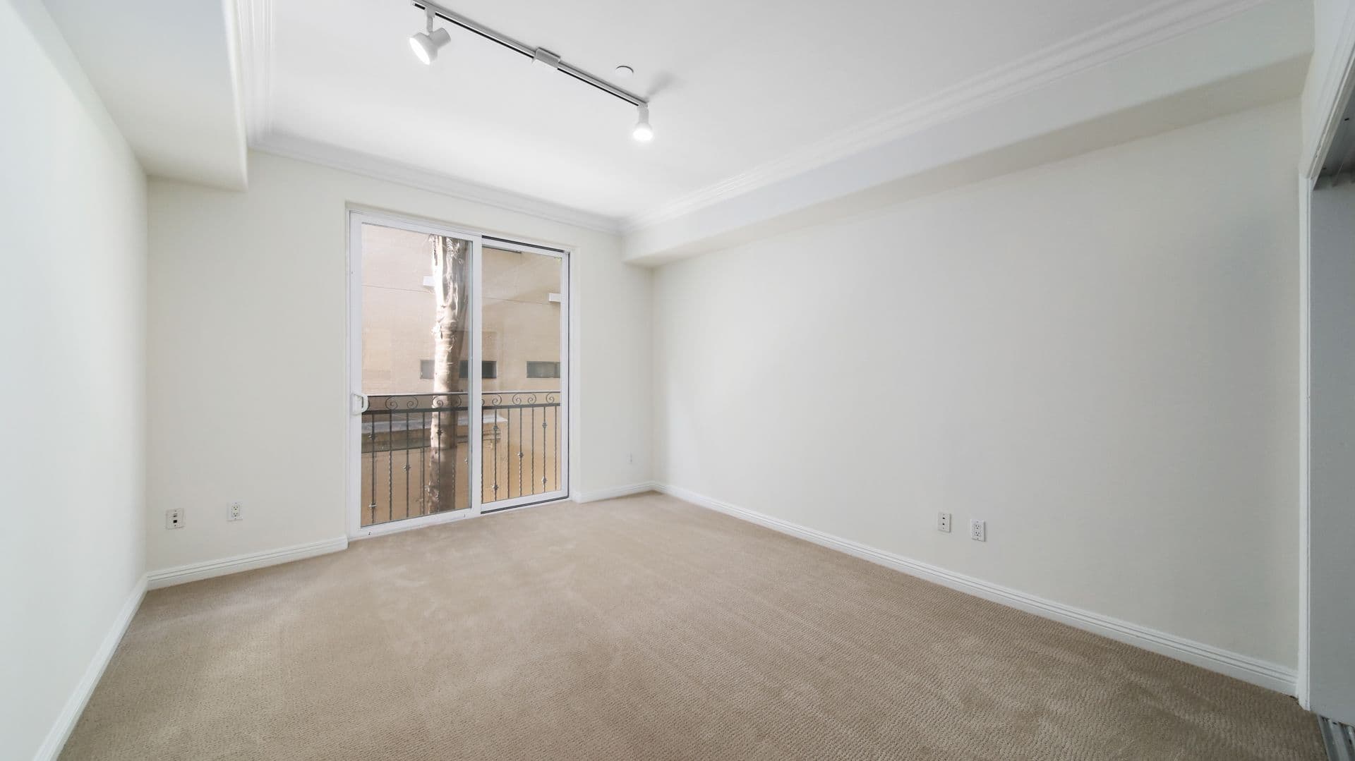 LOS ANGELES Apartment: 9401 ALCOTT ST.