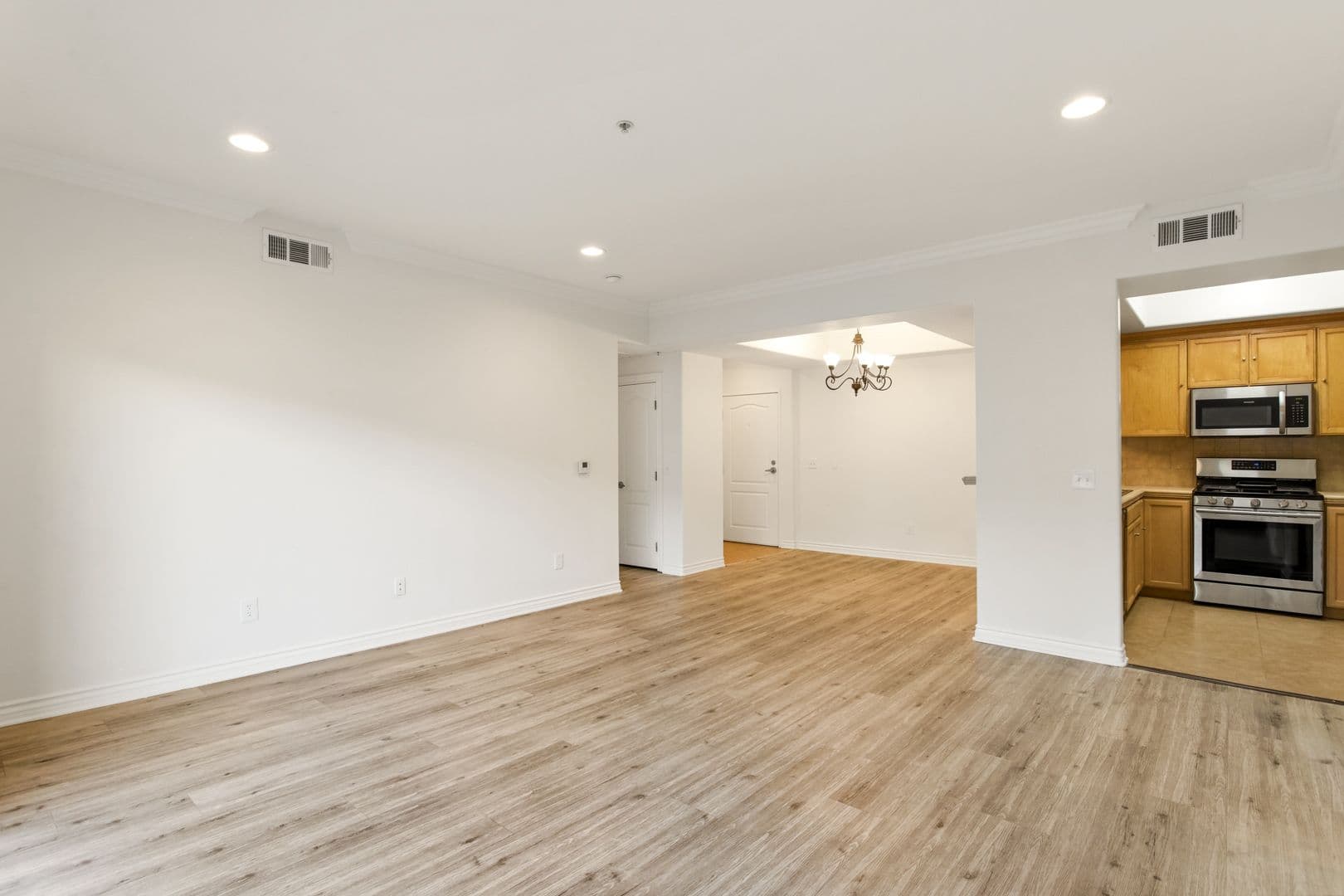 LOS ANGELES Apartment: 3328 OAKHURST AVE.