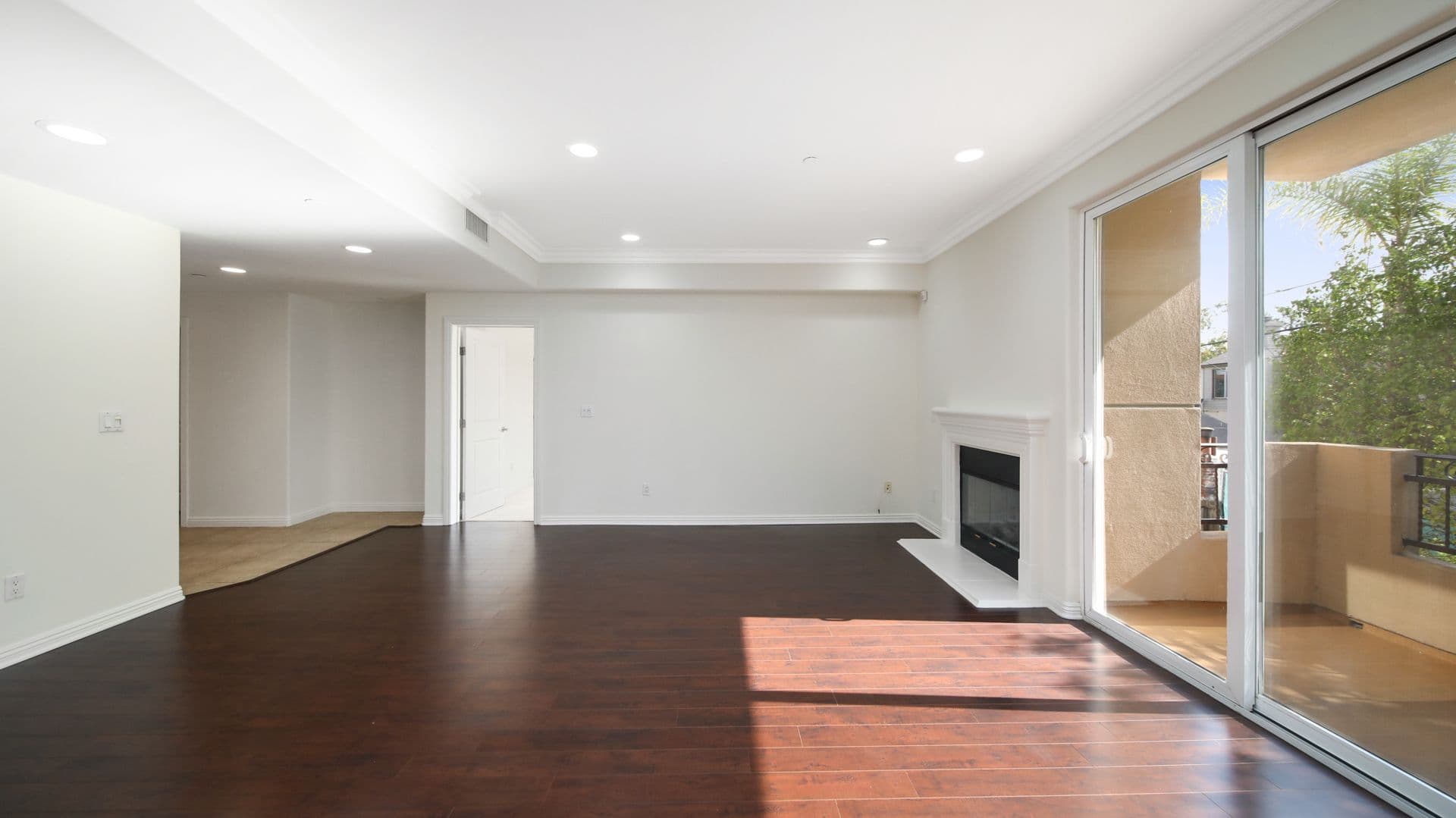 LOS ANGELES Apartment: 9401 ALCOTT ST.