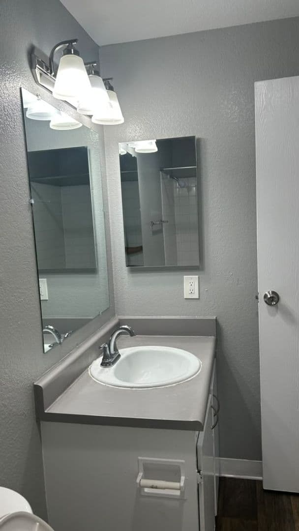 Kennewick Apartment: 1107 West 5th Avenue