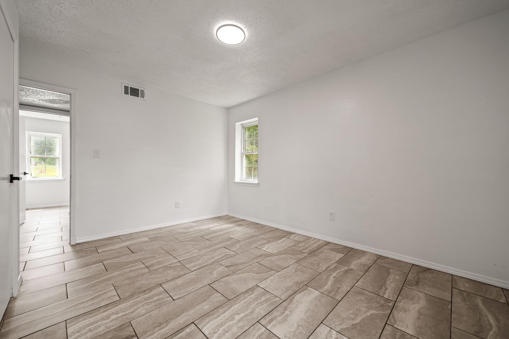 Waldron Apartment: 27 - 919 So Elm St