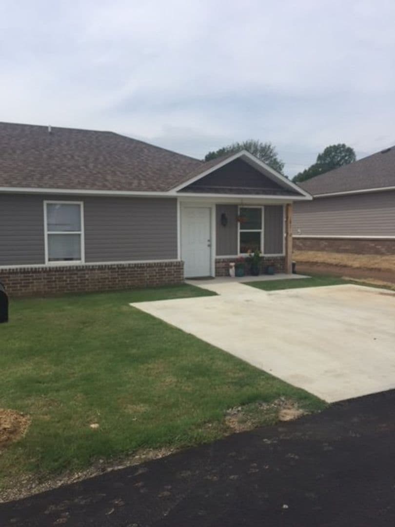 Poteau Apartment: 201 Coggins Street