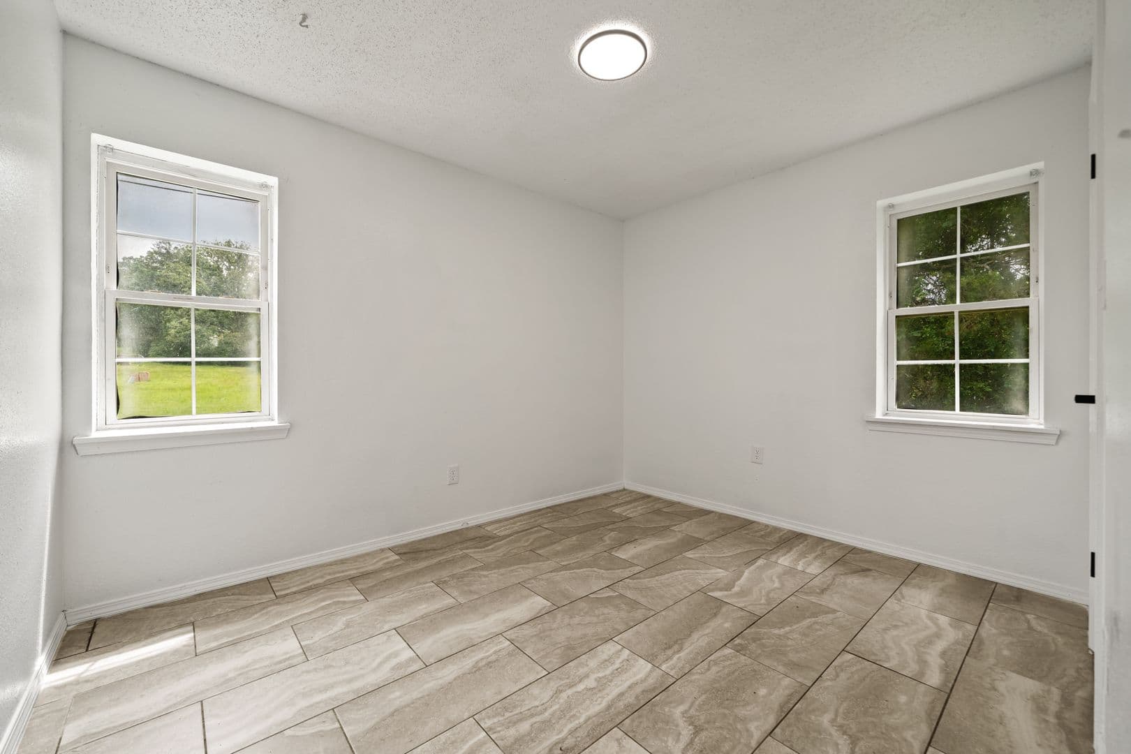 Waldron Apartment: 27 - 919 So Elm St