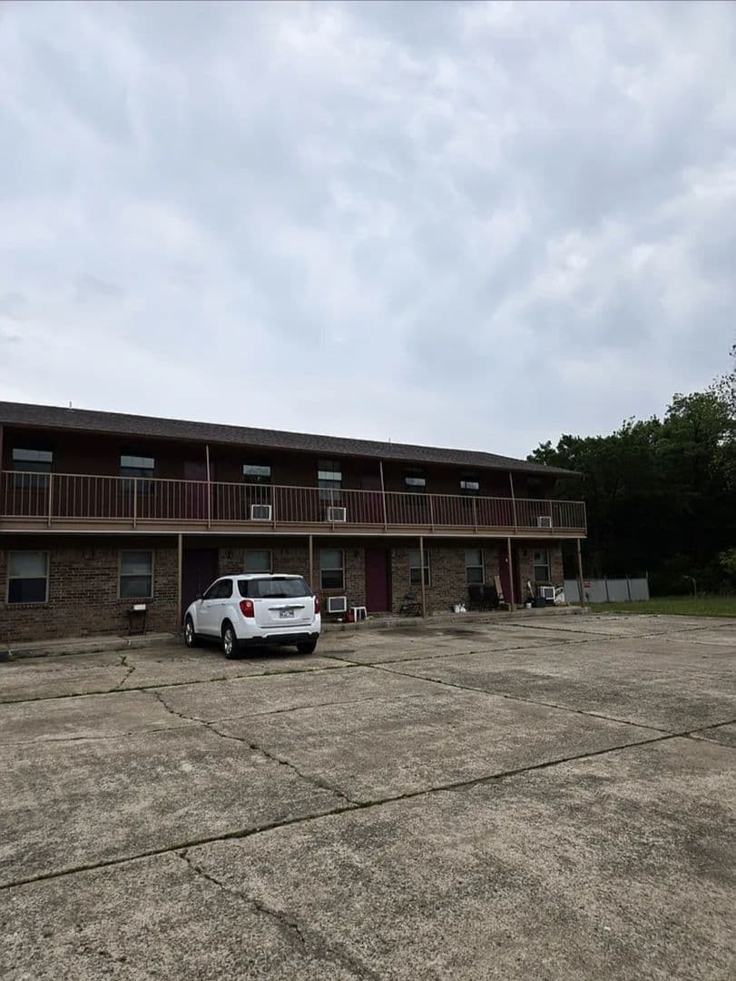 Muldrow Apartment: 901 Ironwood St