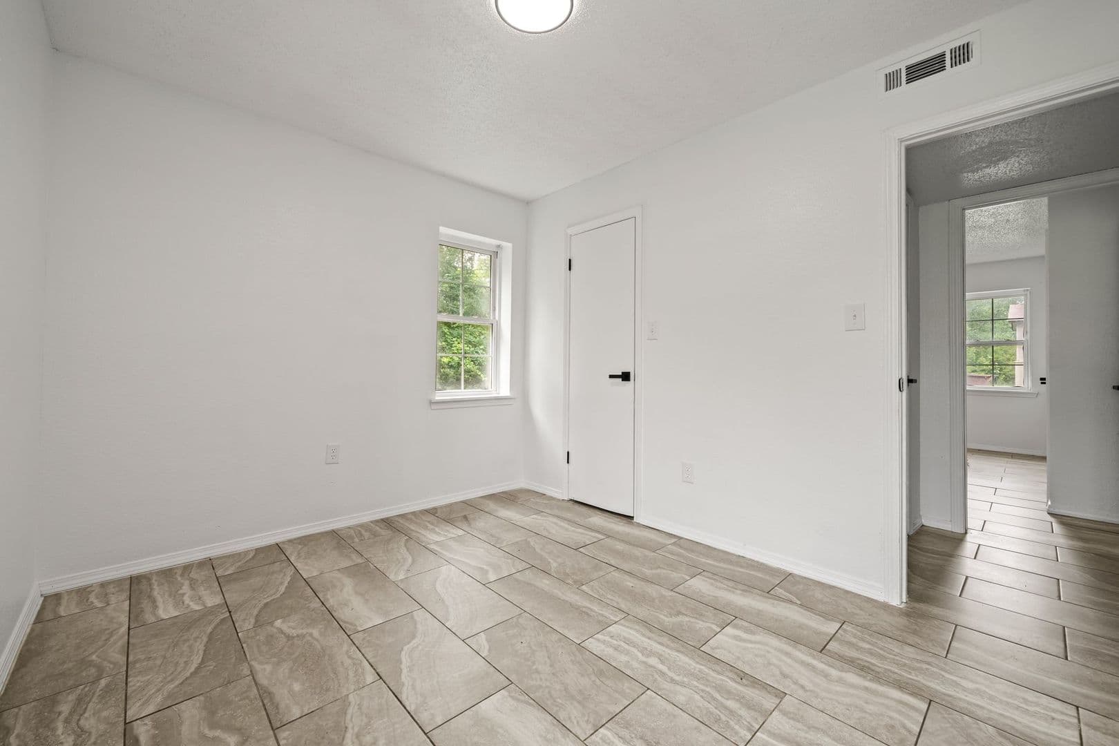 Waldron Apartment: 27 - 919 So Elm St