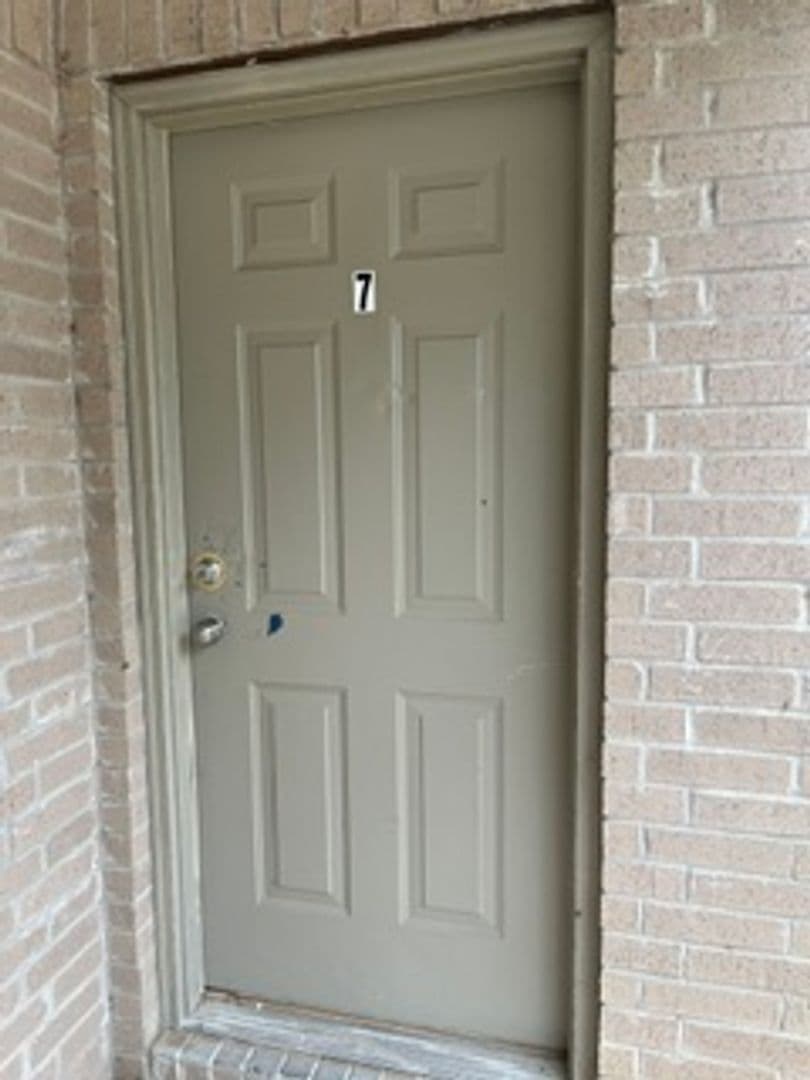 Barling Apartment: 204 Fort Street
