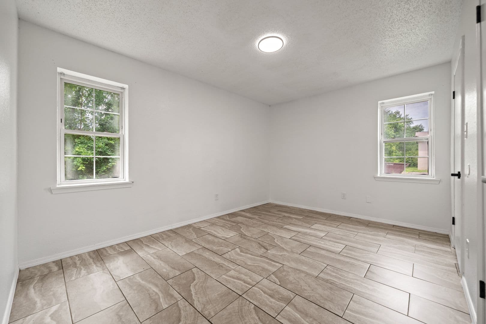 Waldron Apartment: 27 - 919 So Elm St