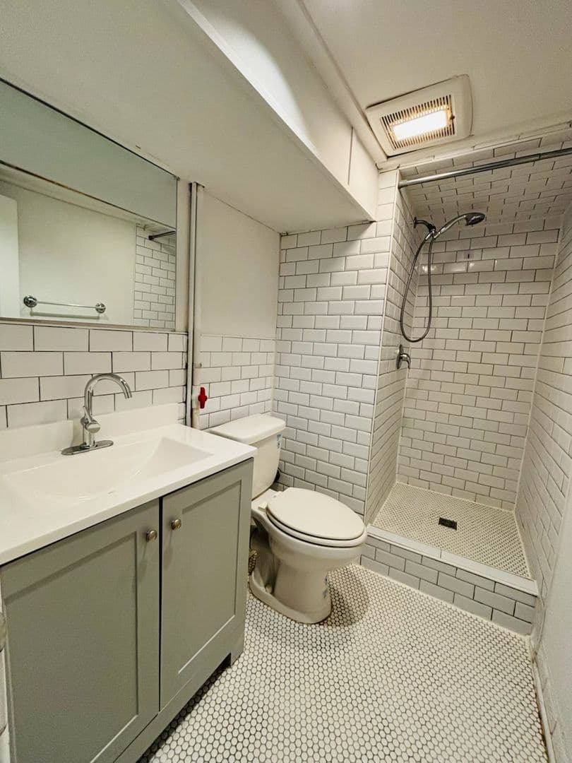 Savannah Apartment: 315 E 37th St
