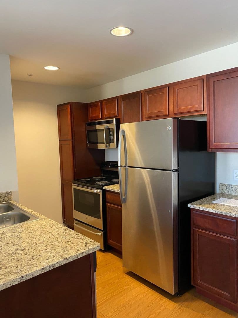 Savannah Apartment: 533 E. 38th Street 214