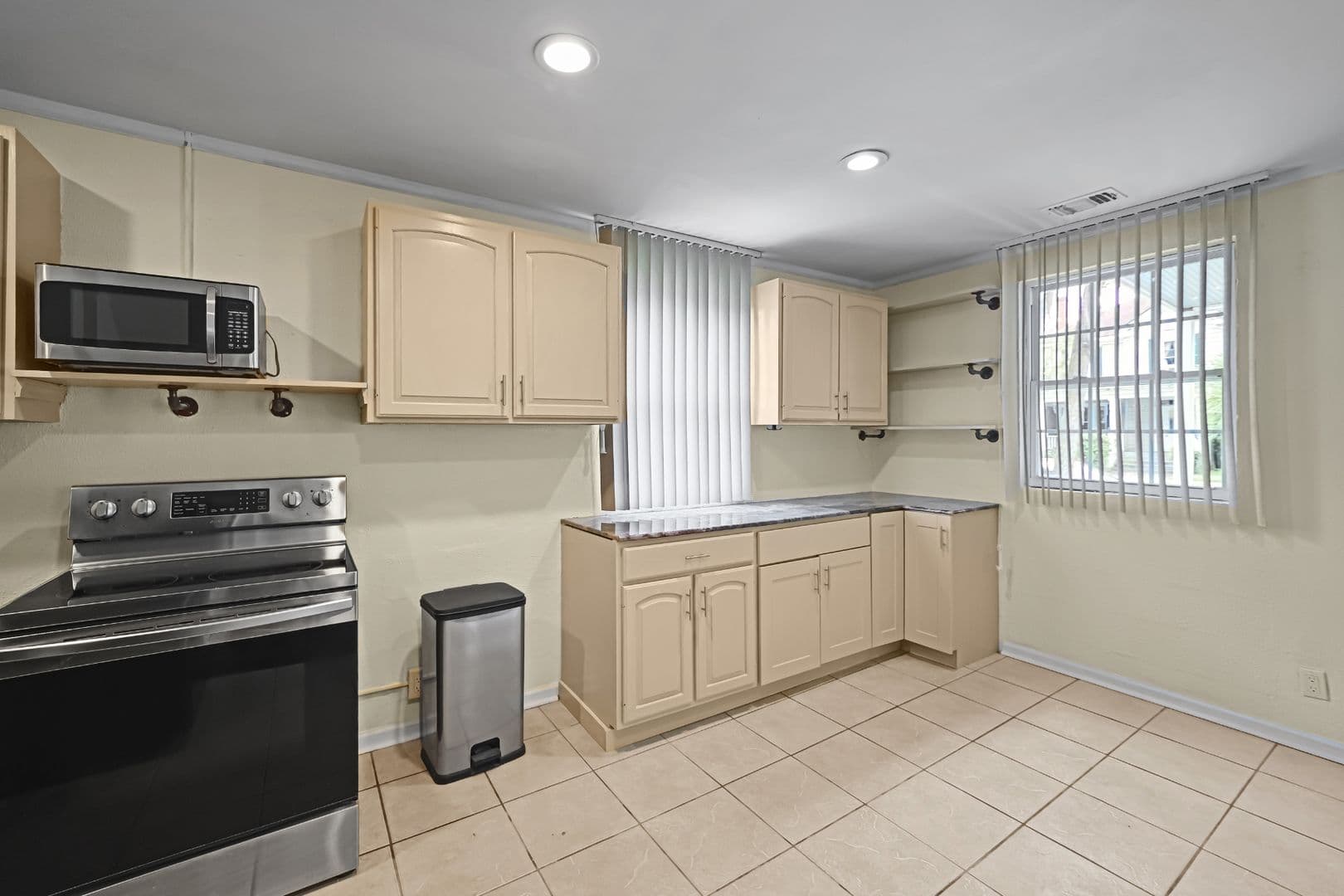 Savannah House: 1224 East Henry Street