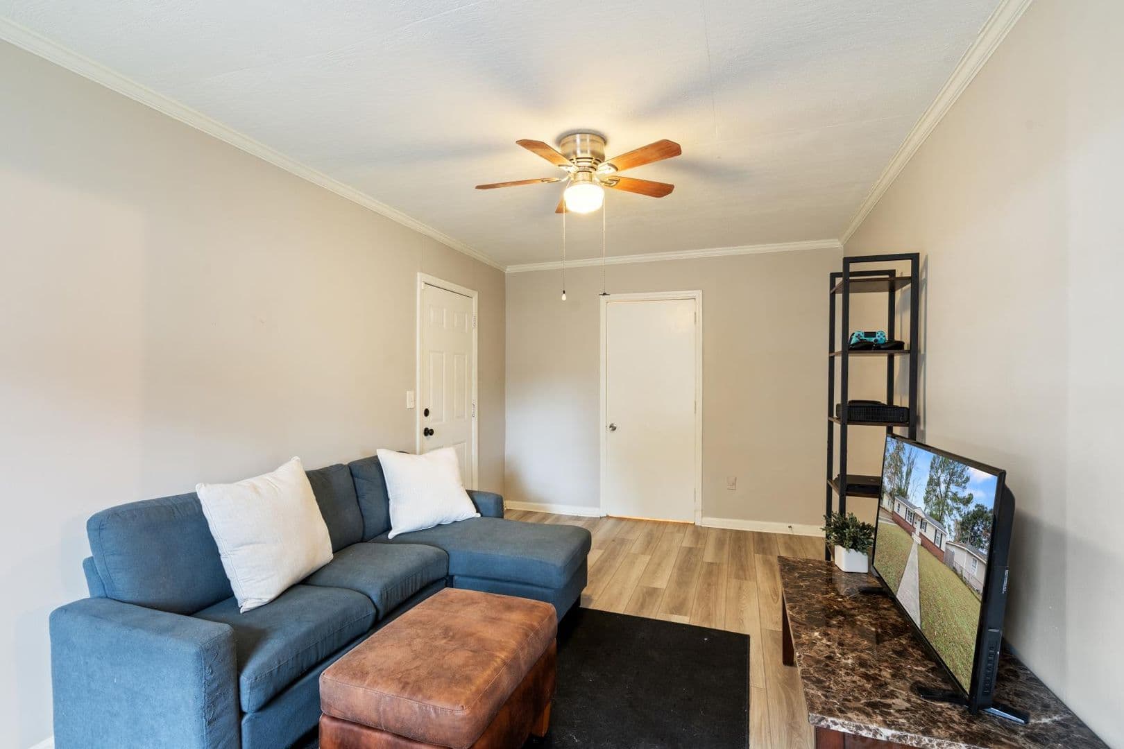 Savannah House: 325 Manor Drive