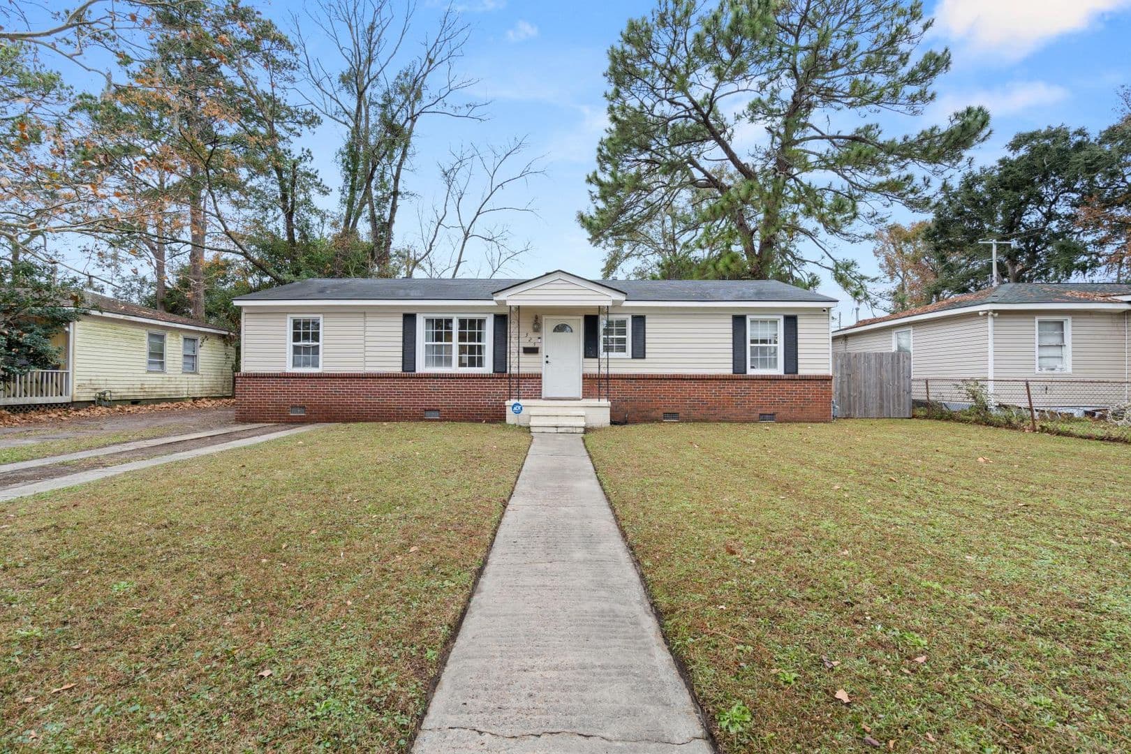 Savannah House: 325 Manor Drive