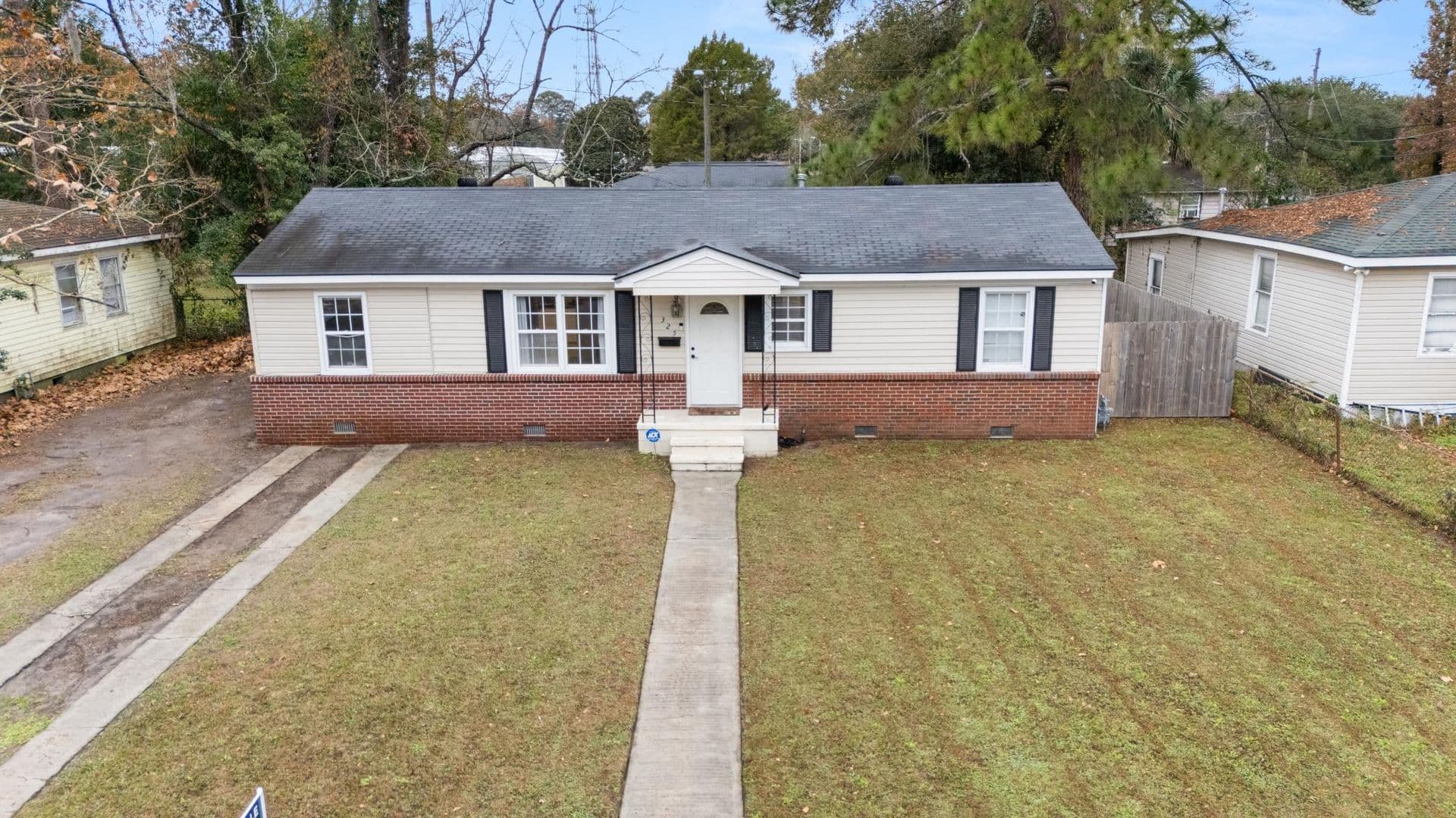 Savannah House: 325 Manor Drive