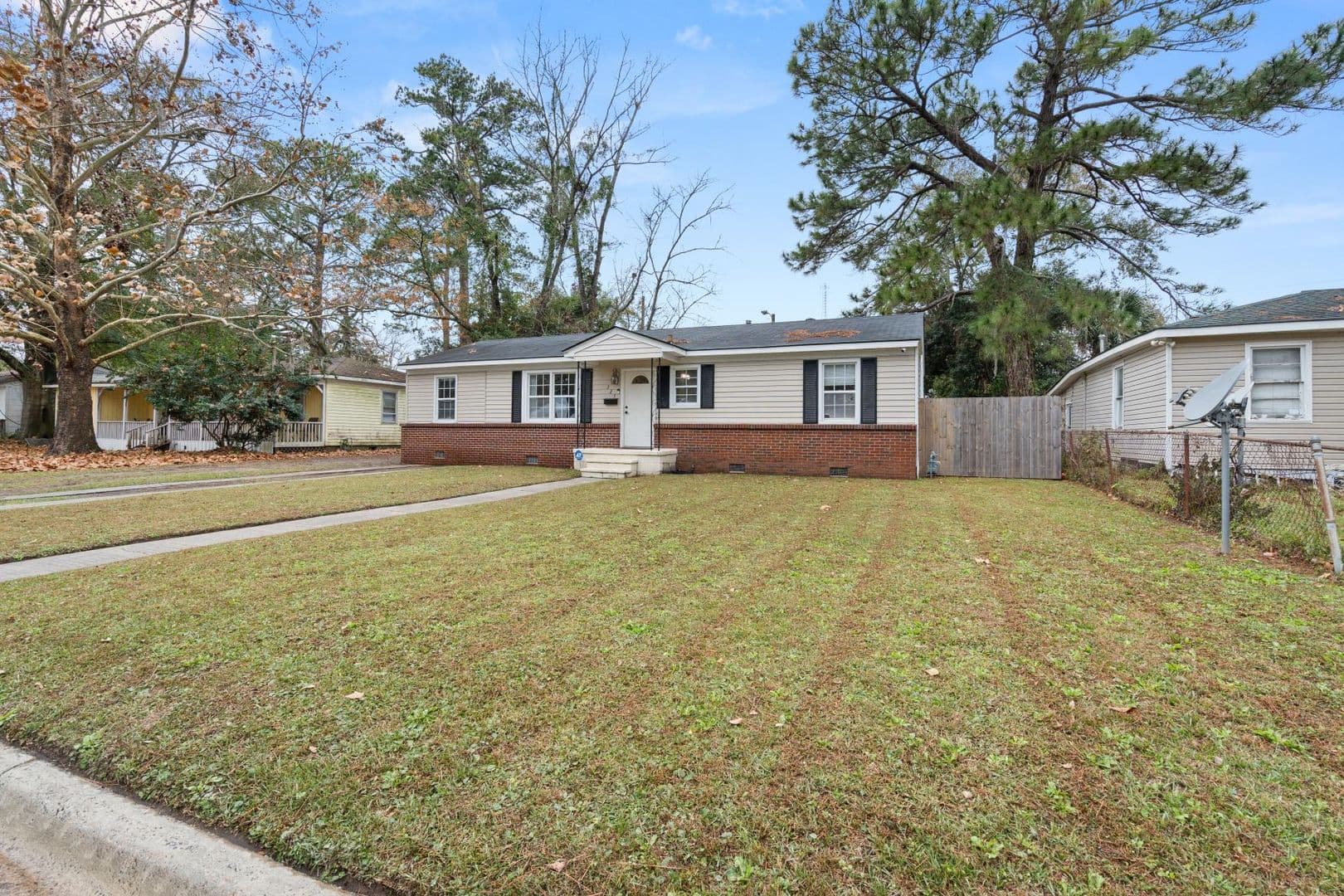 Savannah House: 325 Manor Drive