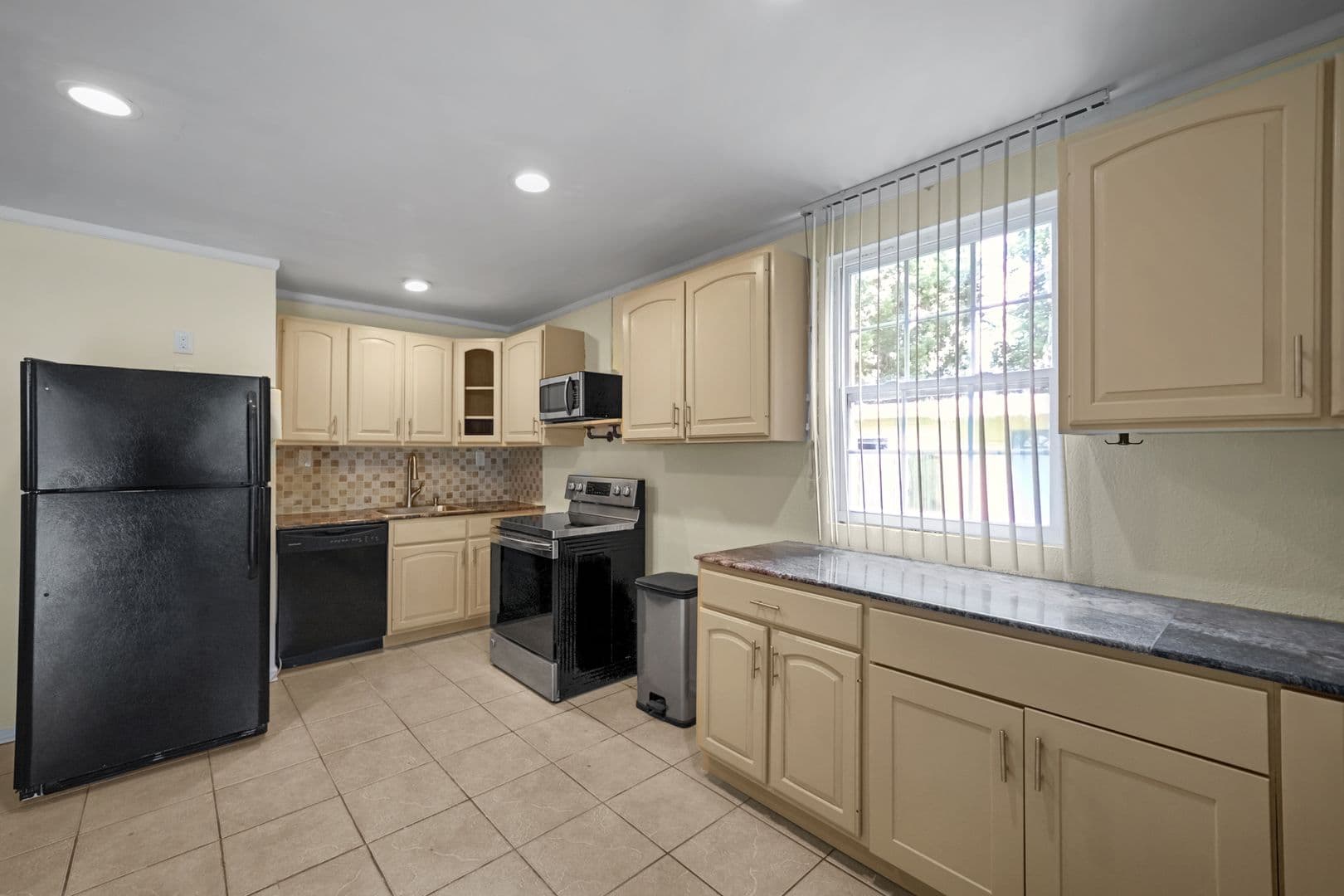 Savannah House: 1224 East Henry Street