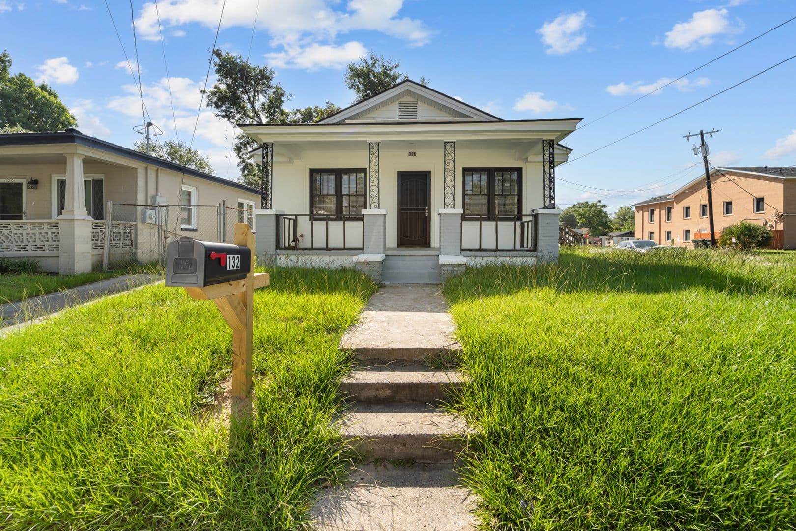 Savannah House: 132 Jenks Street