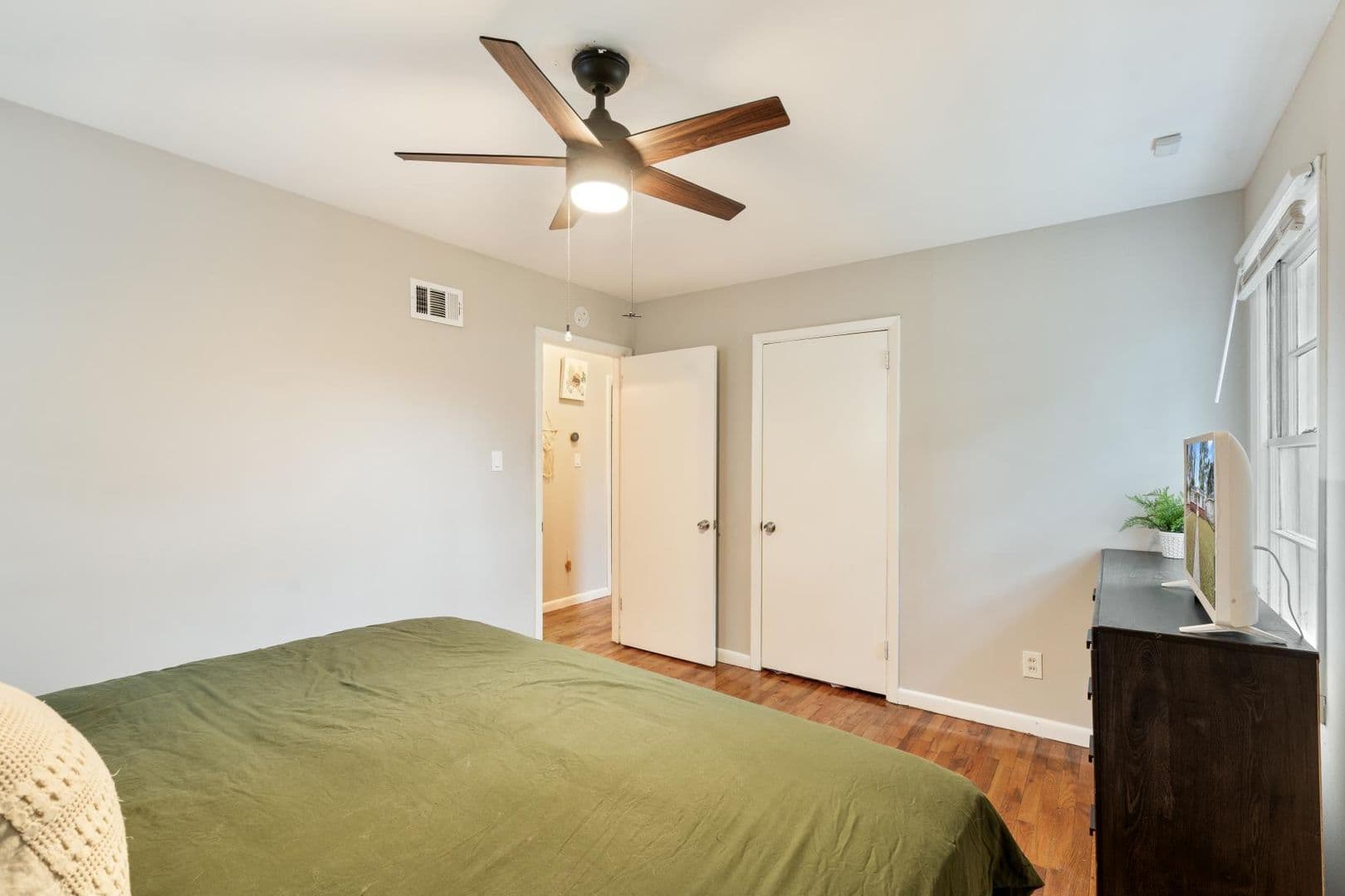 Savannah House: 325 Manor Drive