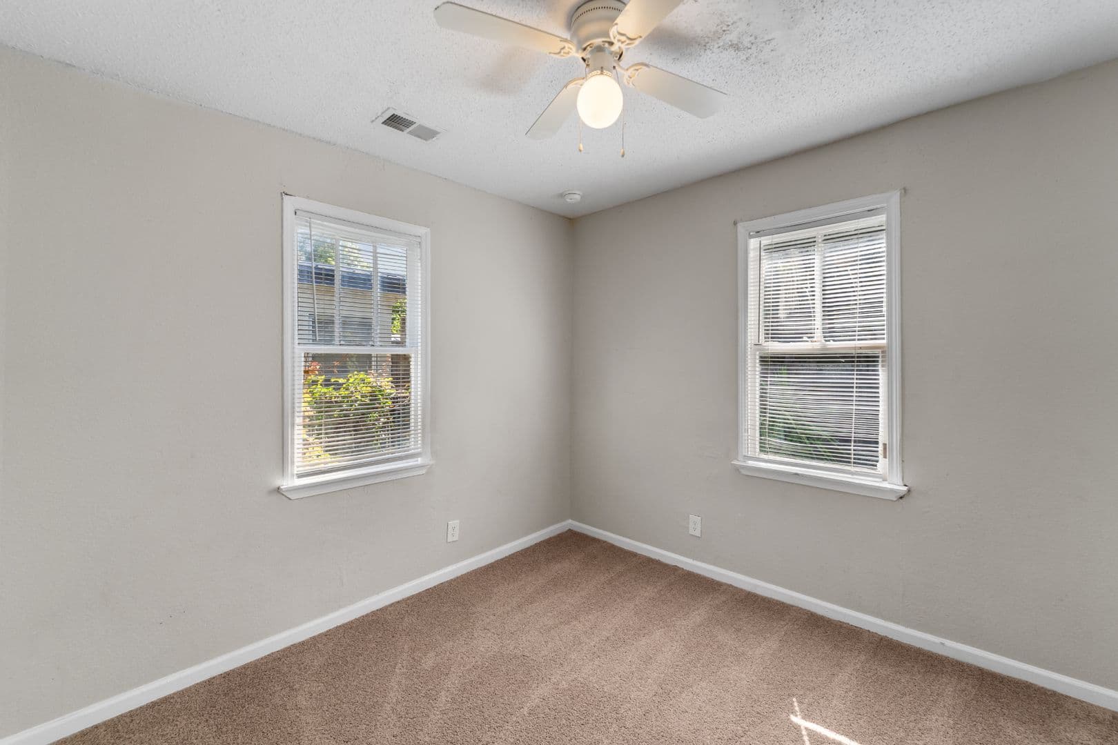 Savannah House: 132 Jenks Street