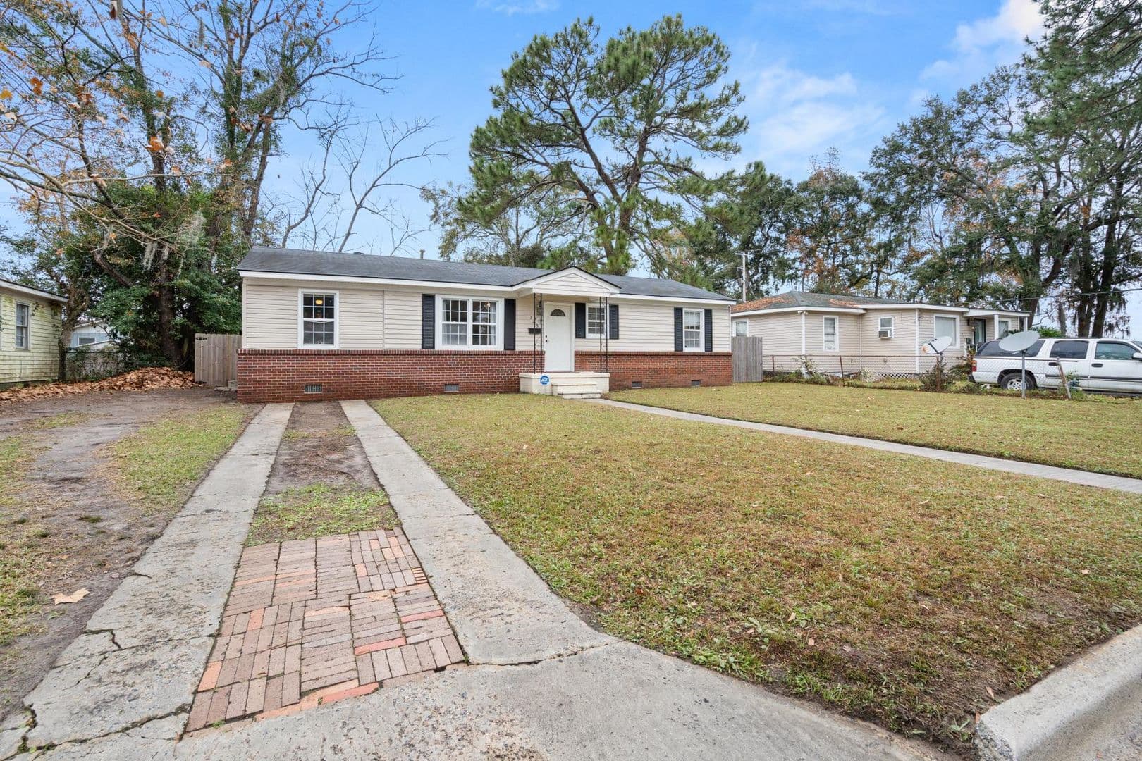 Savannah House: 325 Manor Drive