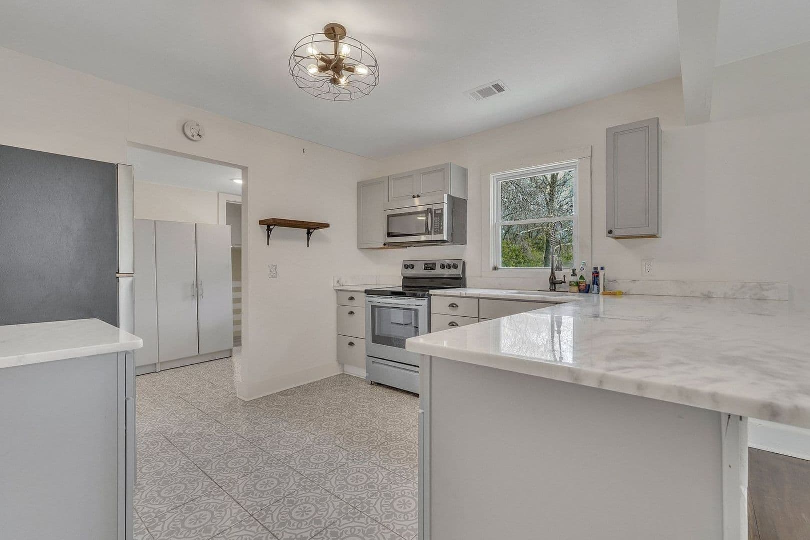 Savannah House: 1620 E 34th Street