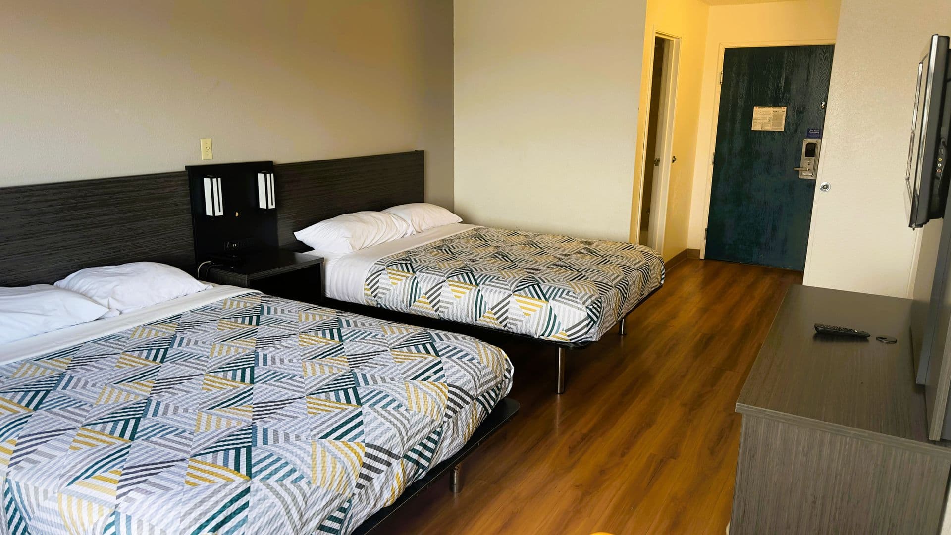 Waterloo Apartment: 2343 Logan Ave