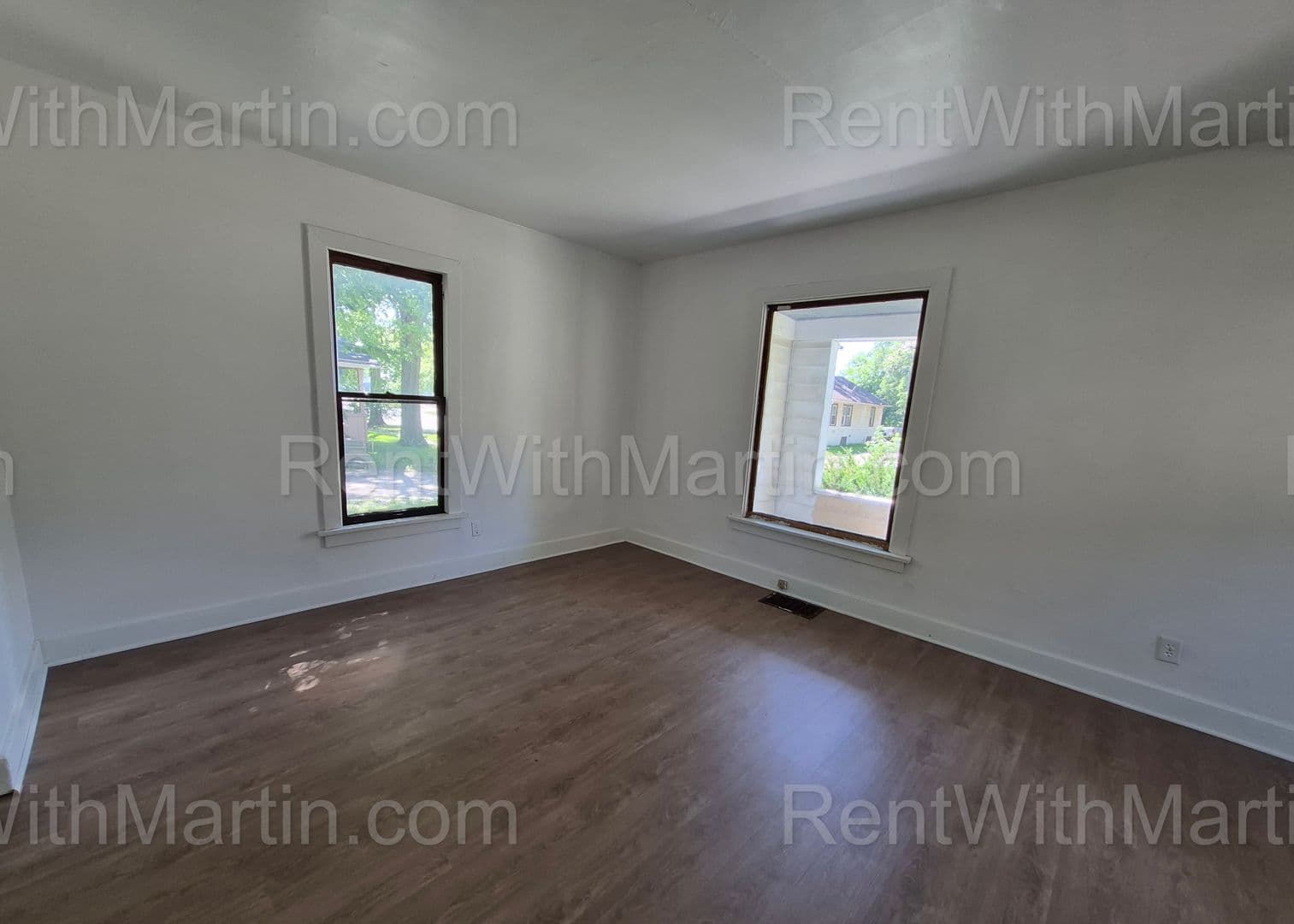 Waterloo House: 824 Logan Ave