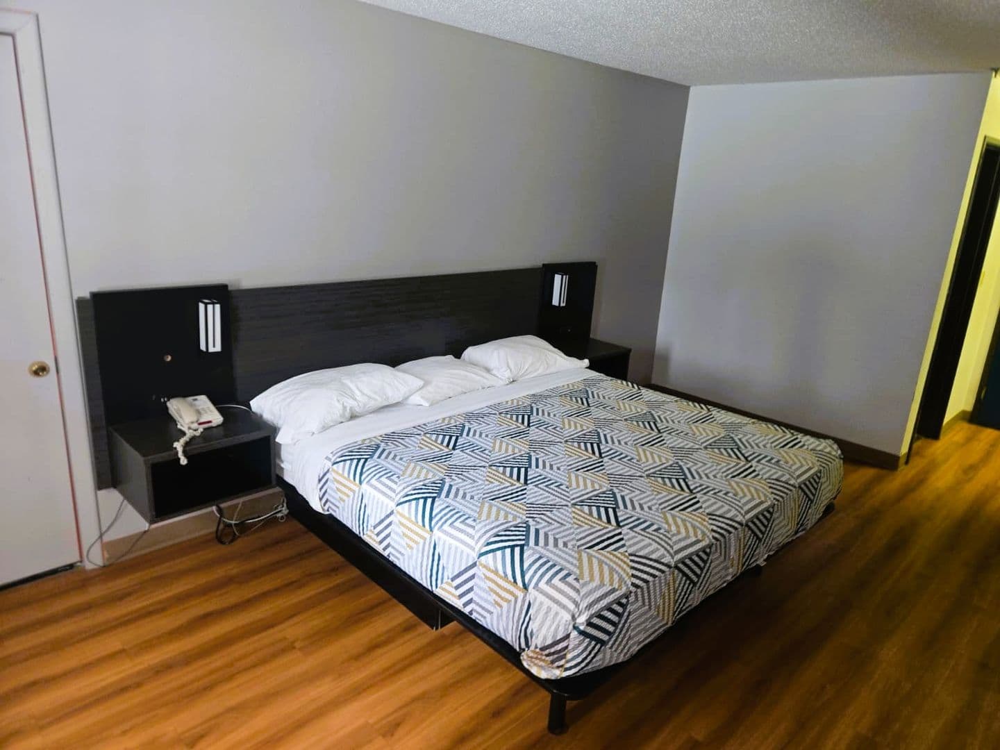 Waterloo Apartment: 2141 La Porte Rd