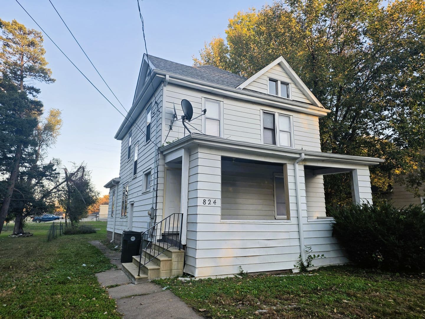 Waterloo House: 824 Logan Ave