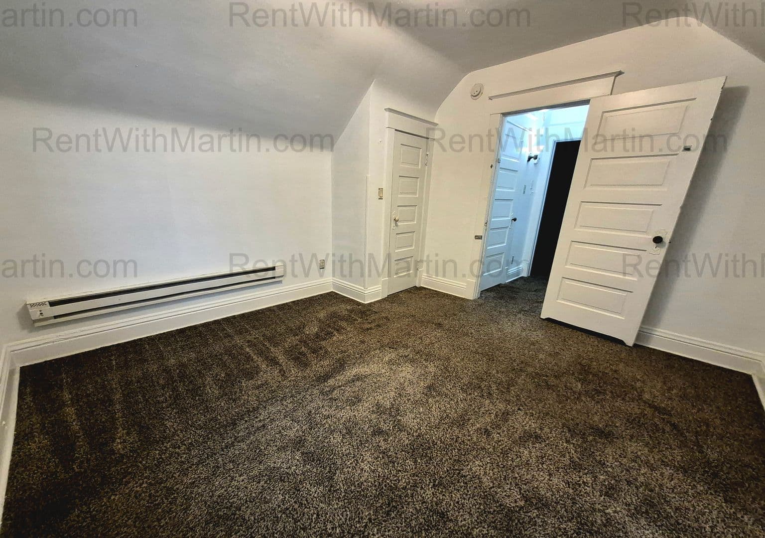Waterloo House: 912 Broadway St