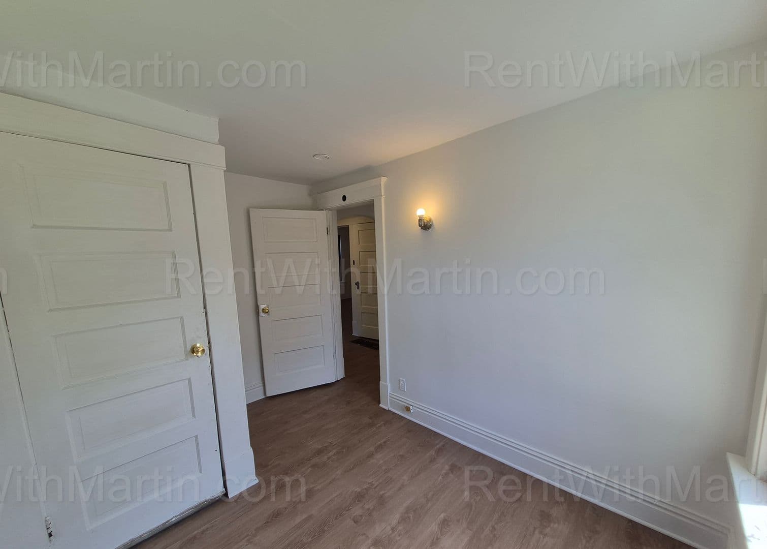 Waterloo House: 824 Logan Ave
