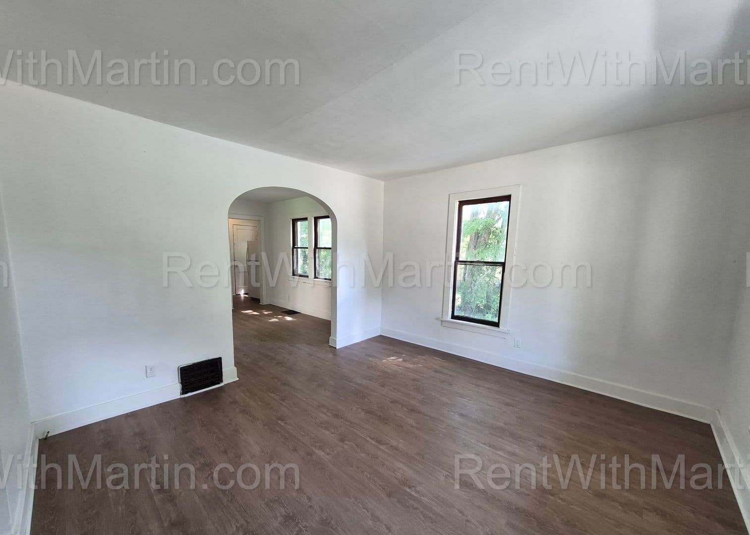 Waterloo House: 824 Logan Ave