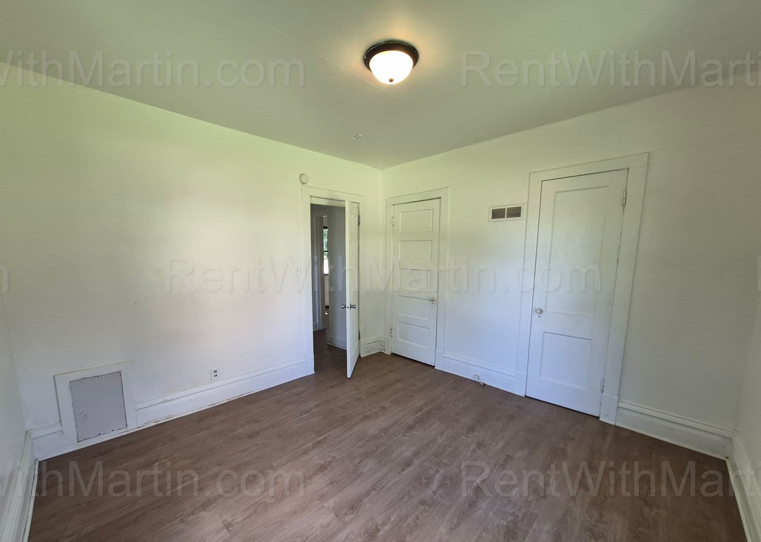 Waterloo House: 824 Logan Ave