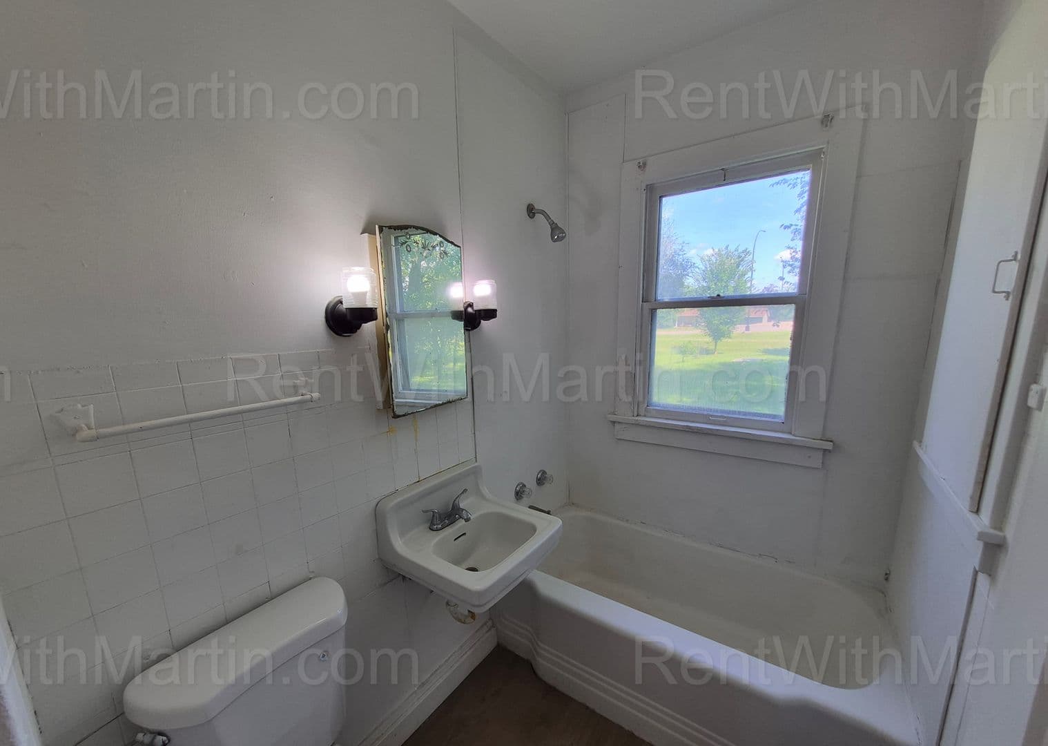Waterloo House: 824 Logan Ave